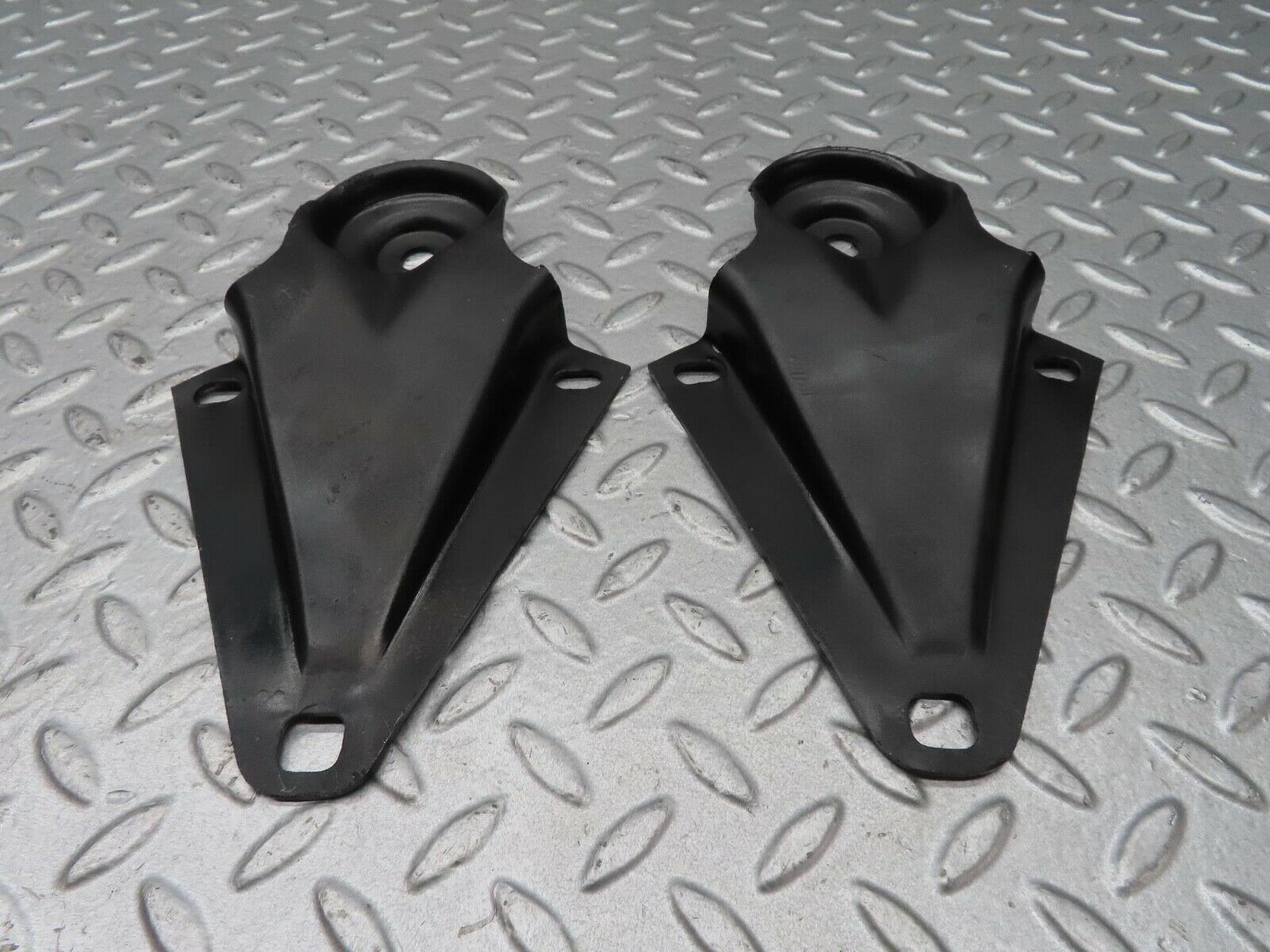 13203 Mercedes-Benz W111 220S Rear Suspension Axle Mounting Bracket