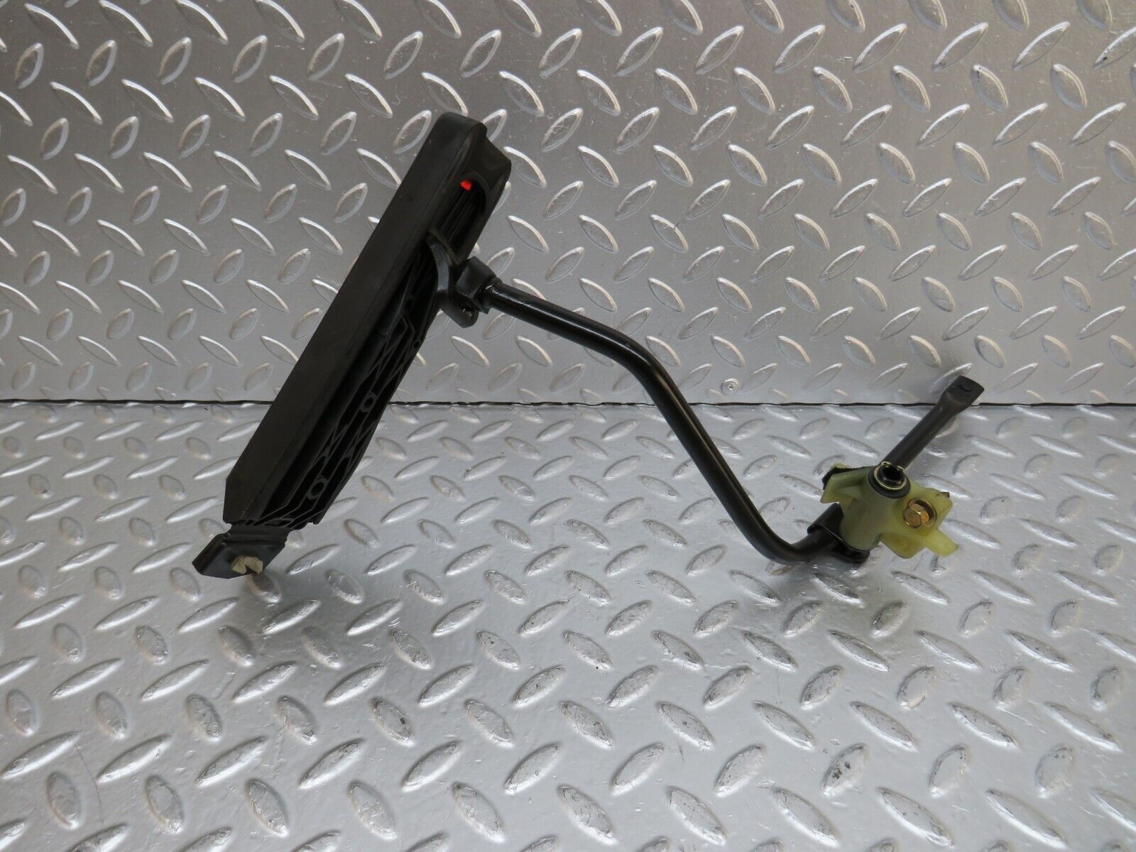 29333 Mercedes-Benz W124 230E Accelerator Pedal With Rubber 1233010082