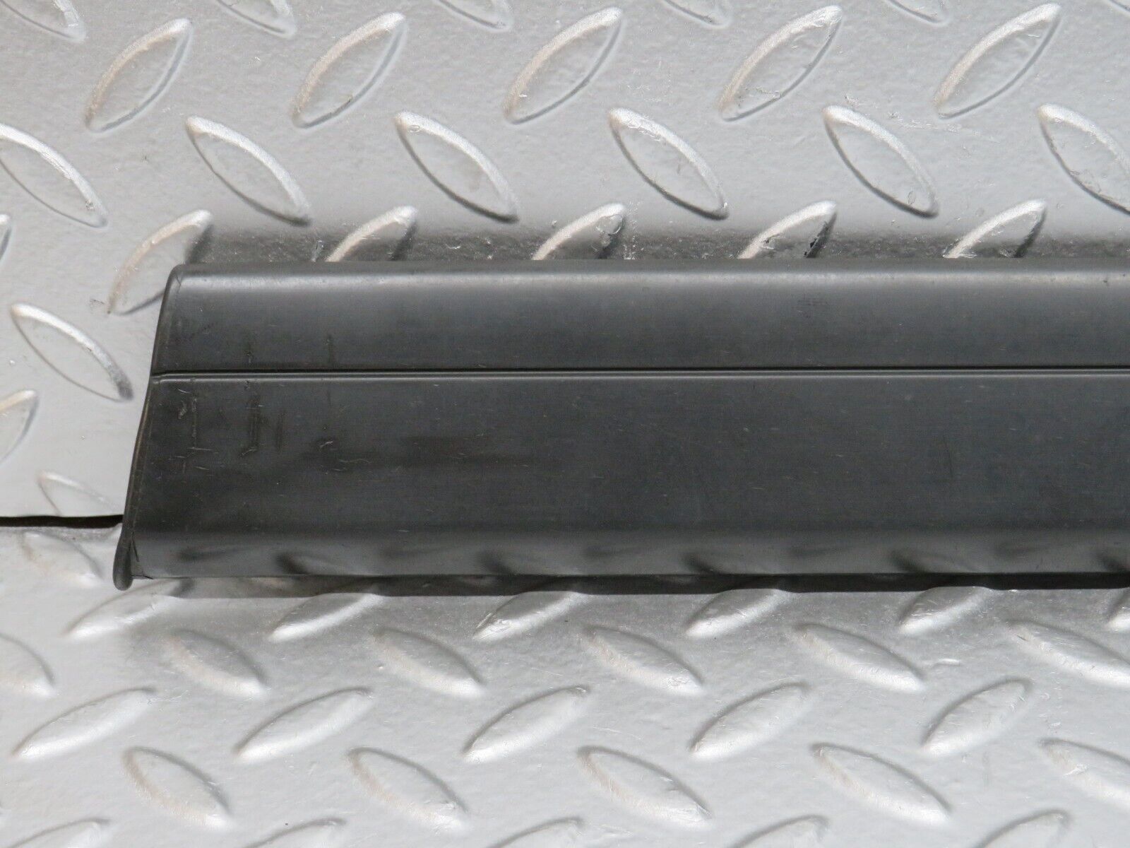 32301 Mercedes-Benz S124 300TE Wagon Front Right Door Centre Moulding Trim