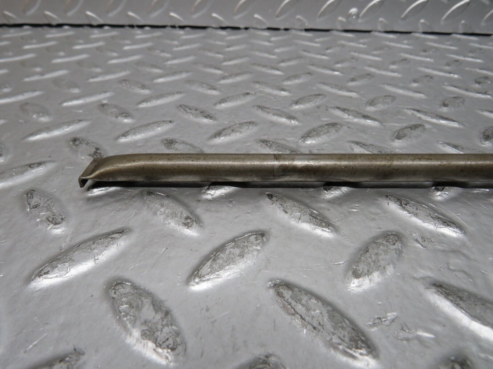 29941 Mercedes-Benz W123 230E Camshaft Oil Tube