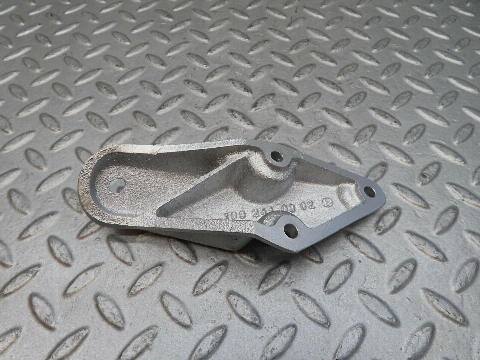 12336 Mercedes-Benz W108 280SE 3.5 Engine Mount Bracket Support 1092410302