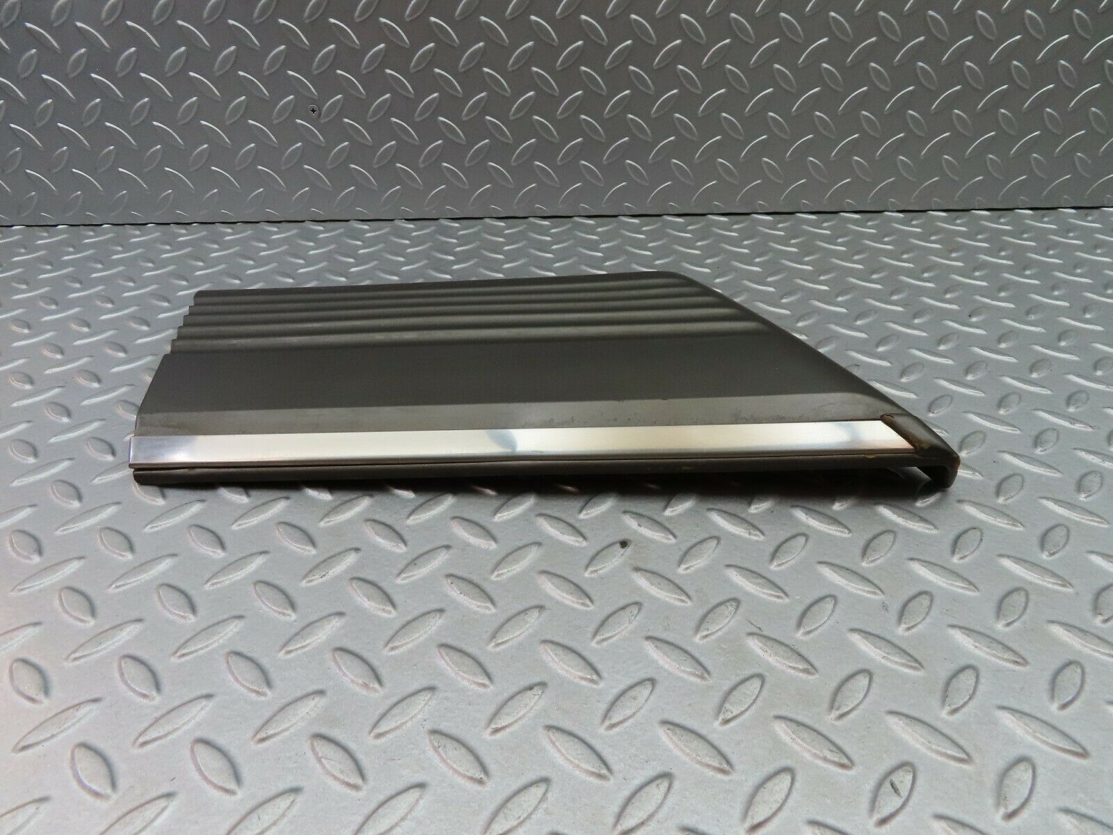 6082 Mercedes-Benz W126 380SE Front Left Fender Wing Moulding Trim 1266902140