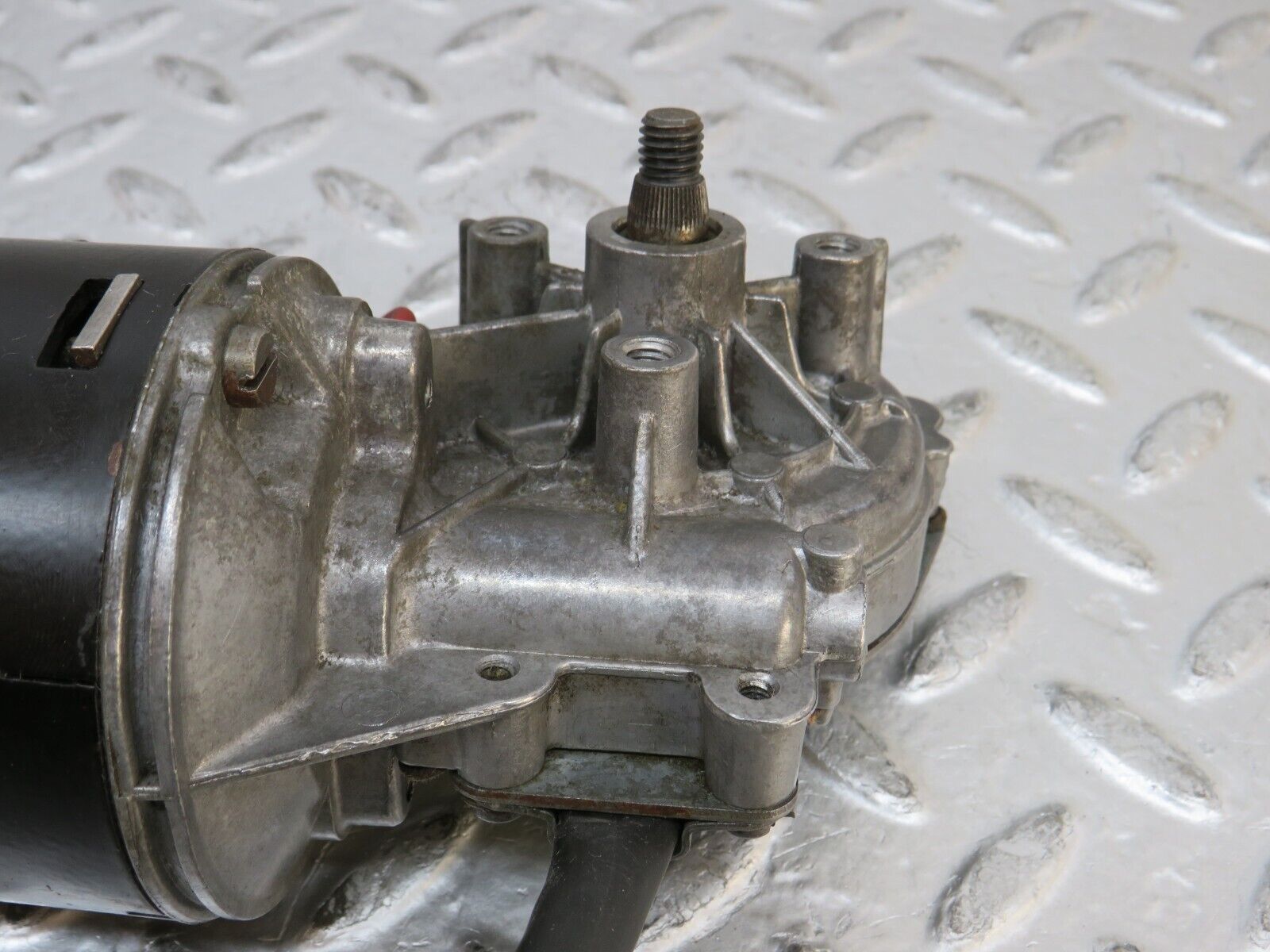 26923 Mercedes-Benz W123 240D Wiper Motor Bosch 0390341077