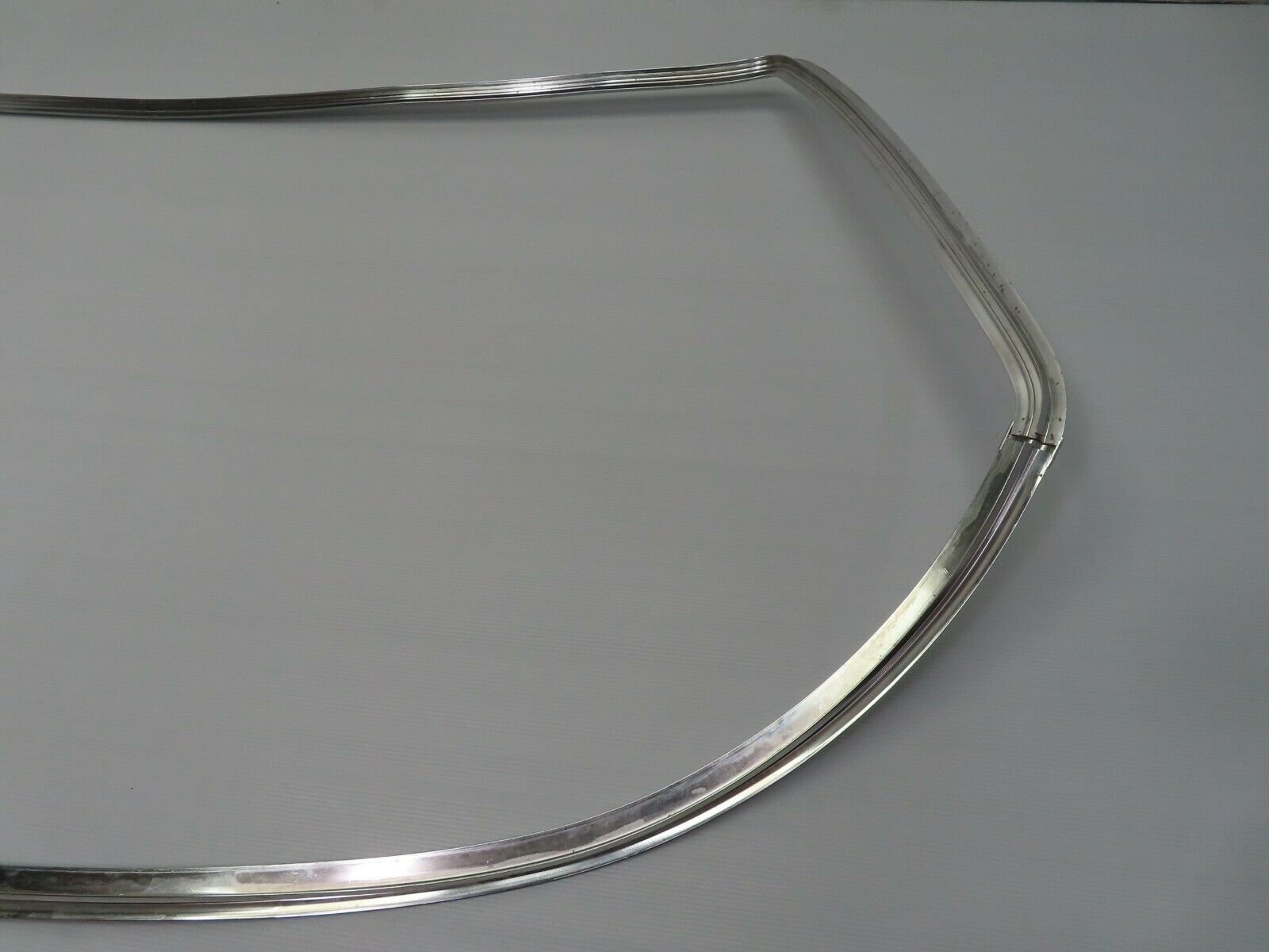 7173 Mercedes-Benz C107 350 SLC Rear Windscreen Chrome Frame