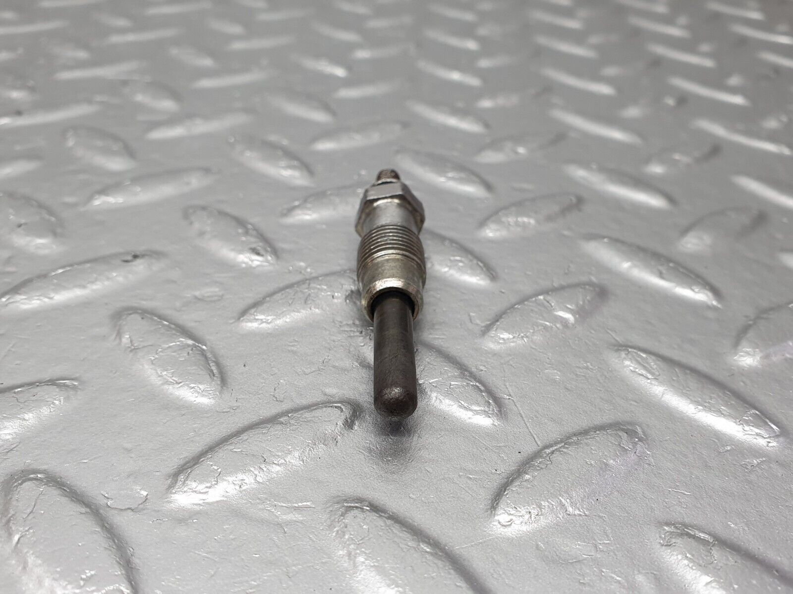 40845 Mercedes-Benz W123 300D Glow Plug Beru 0100221107