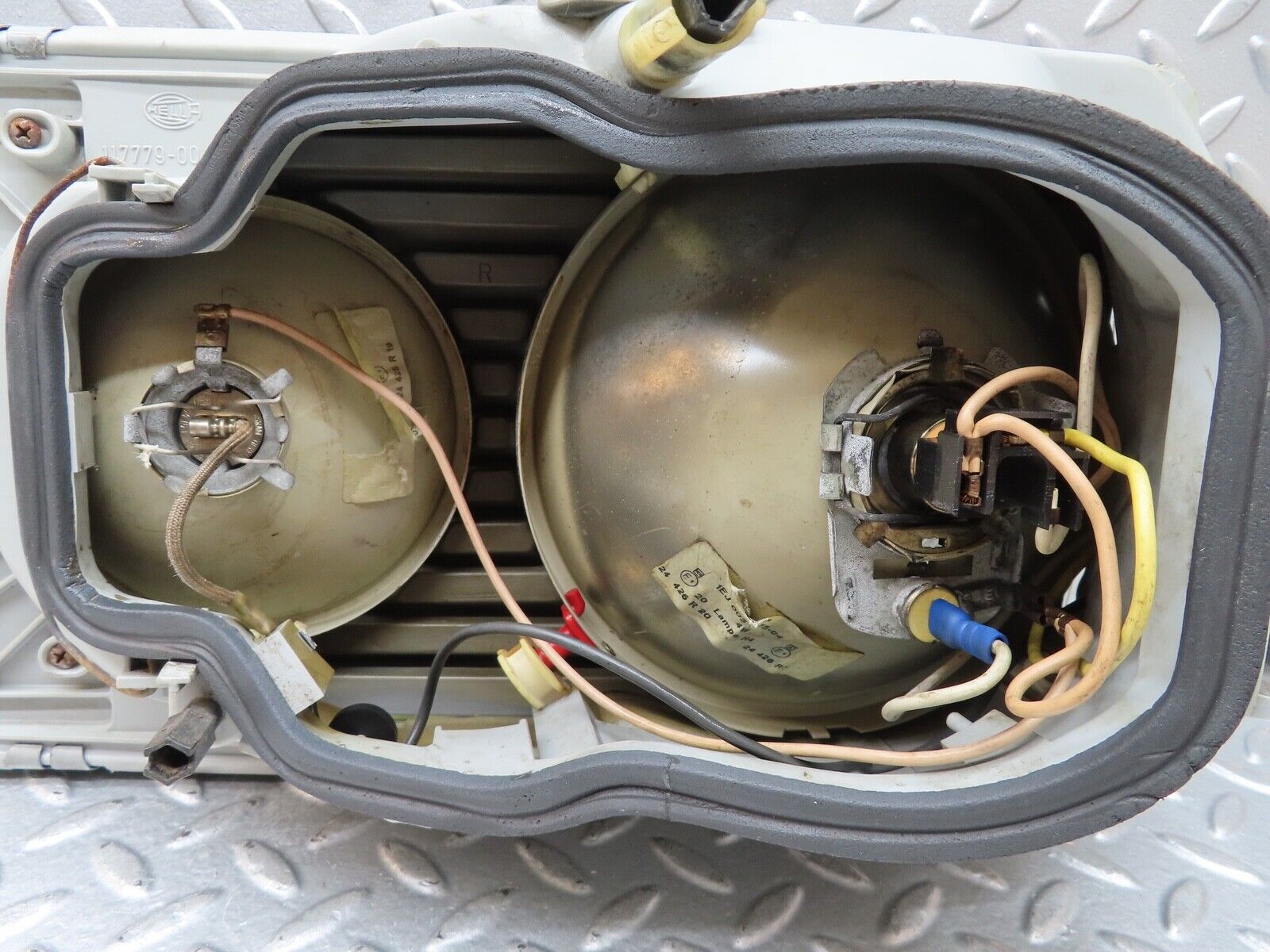 19097 Mercedes-Benz W123 300D Headlight Right Side Hella LHD