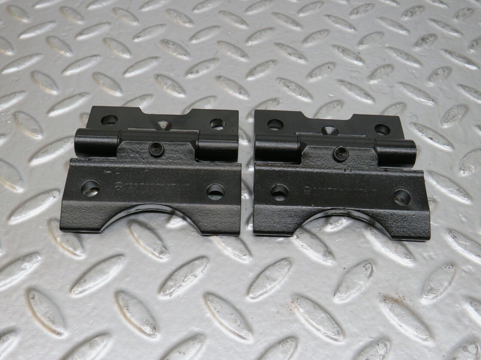 25421 Mercedes-Benz W123 200 Door Hinge Pair 1237200037