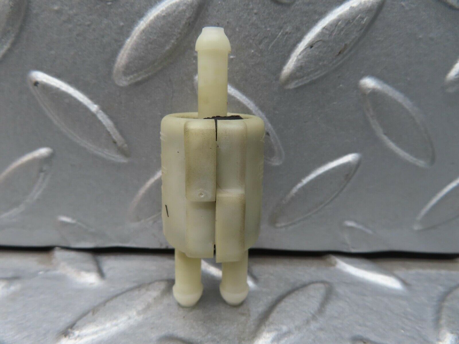 13489 Mercedes-Benz W123 200 Windscreen Washer Fluid Distributor