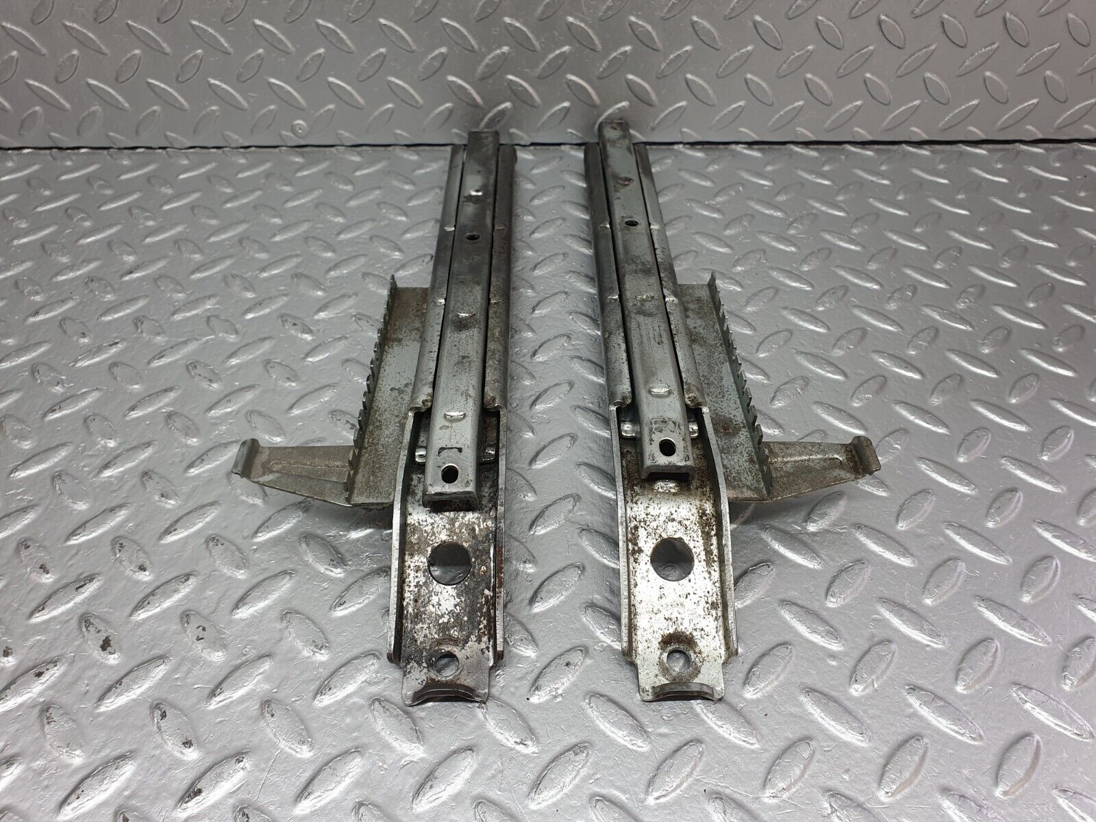 40804 Mercedes-Benz W123 300D Front Right Seat Rail Pair