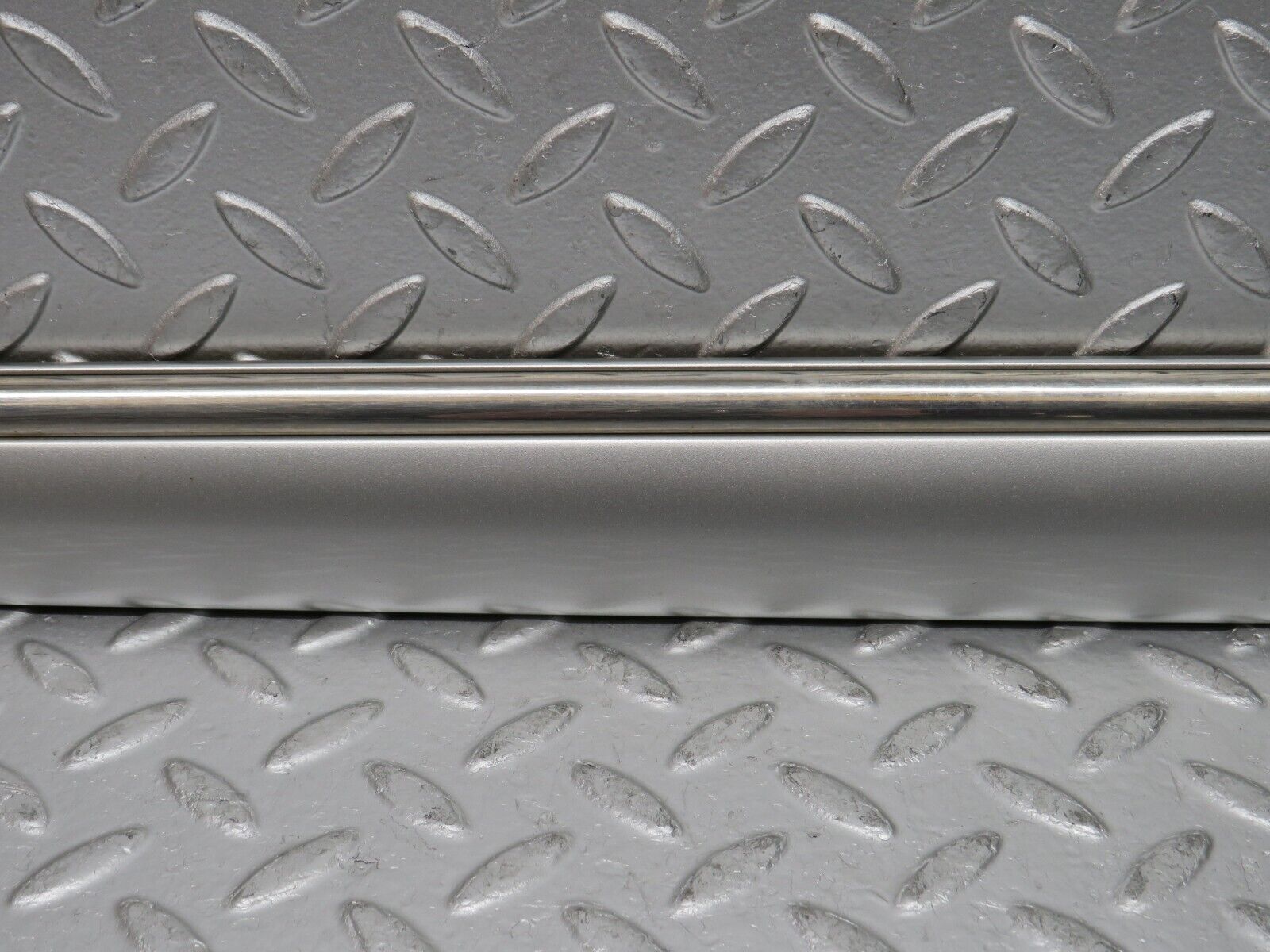 32287 Mercedes-Benz W220 S430 Front Left Door Centre Moulding Trim 2206900562