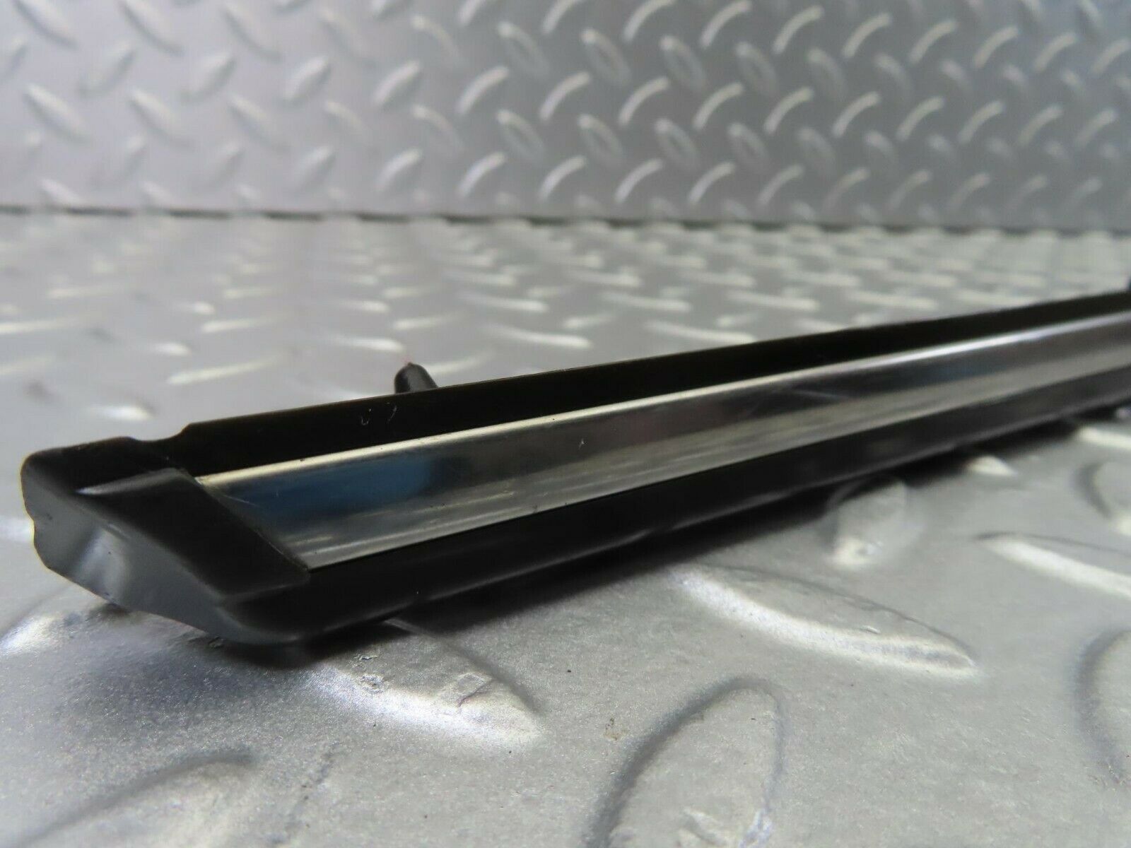 10256 Mercedes-Benz W123 Front Left Door Centre Moulding Trim