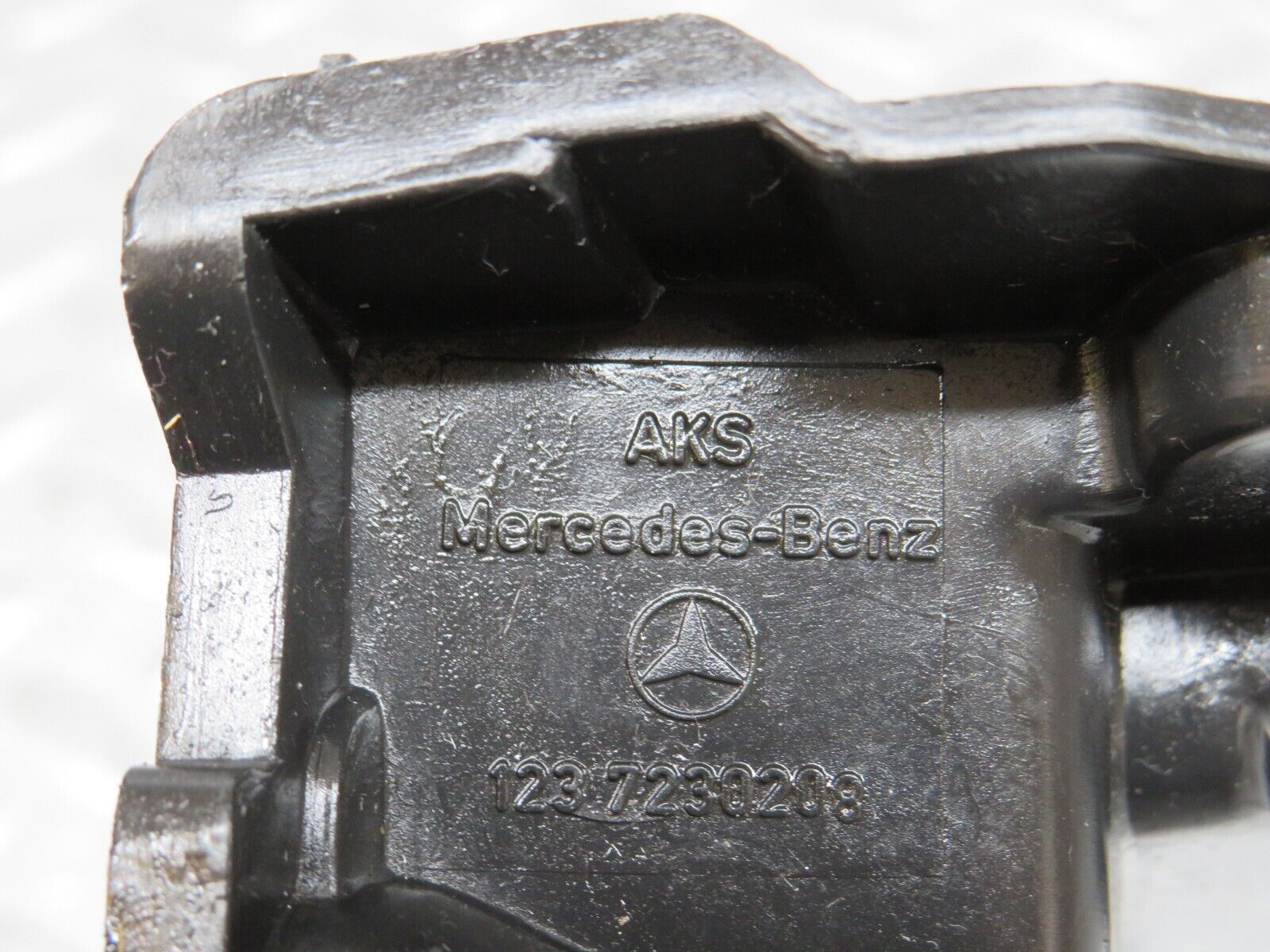 29667 Mercedes-Benz W123 230E Front Right Door Lock Mechanism 1237230208