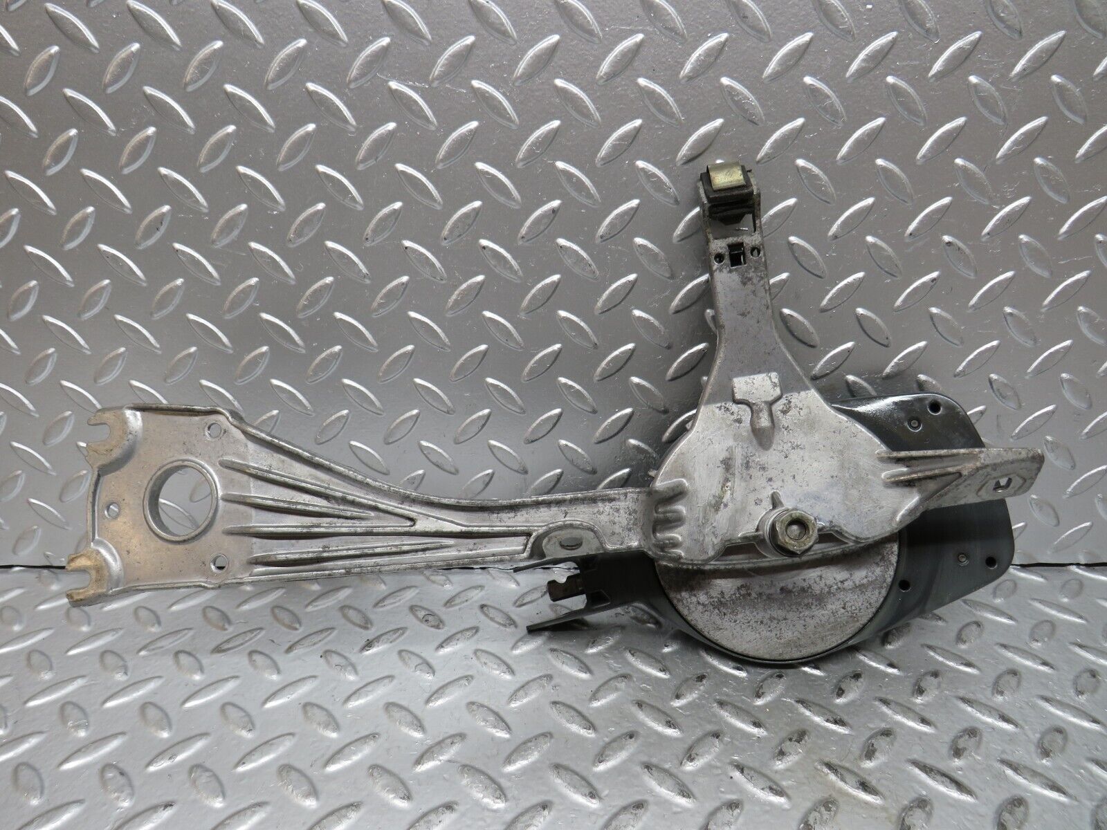 27837 Mercedes-Benz S124 300TE Wagon Wiper Mechanism Linkage Bosch