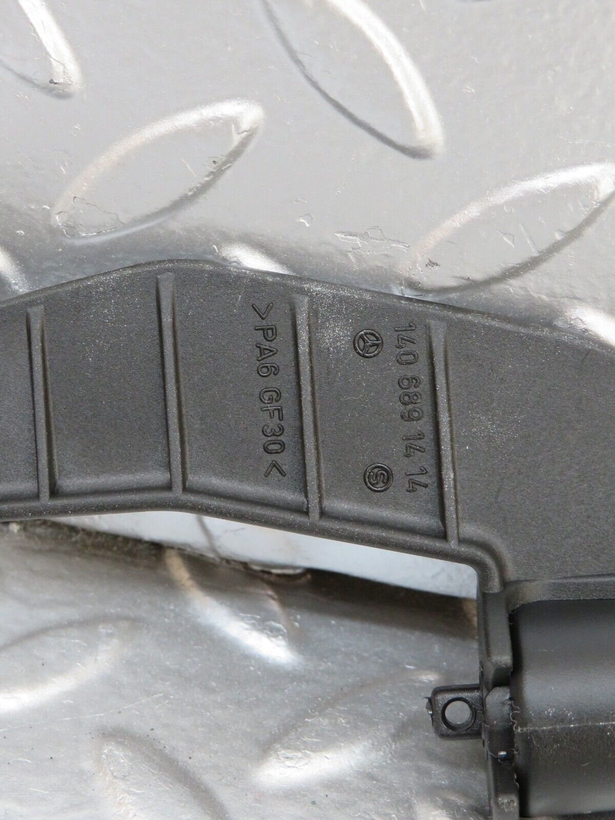 24925 Mercedes-Benz W140 S320 Glove Box Damper 1406891414