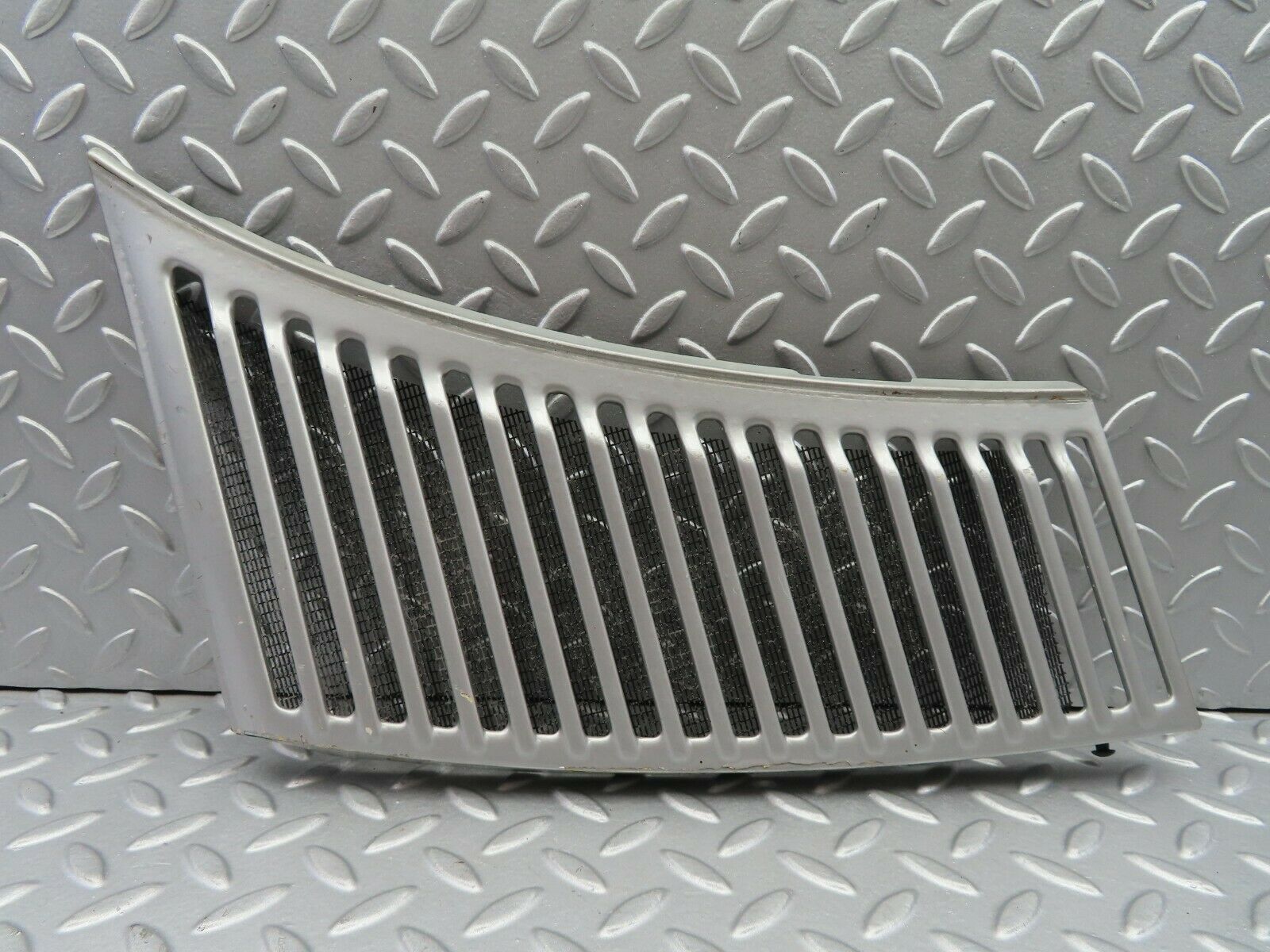 6887 Mercedes-Benz C107 350SLC Coupe Air Intake Grill Right Side
