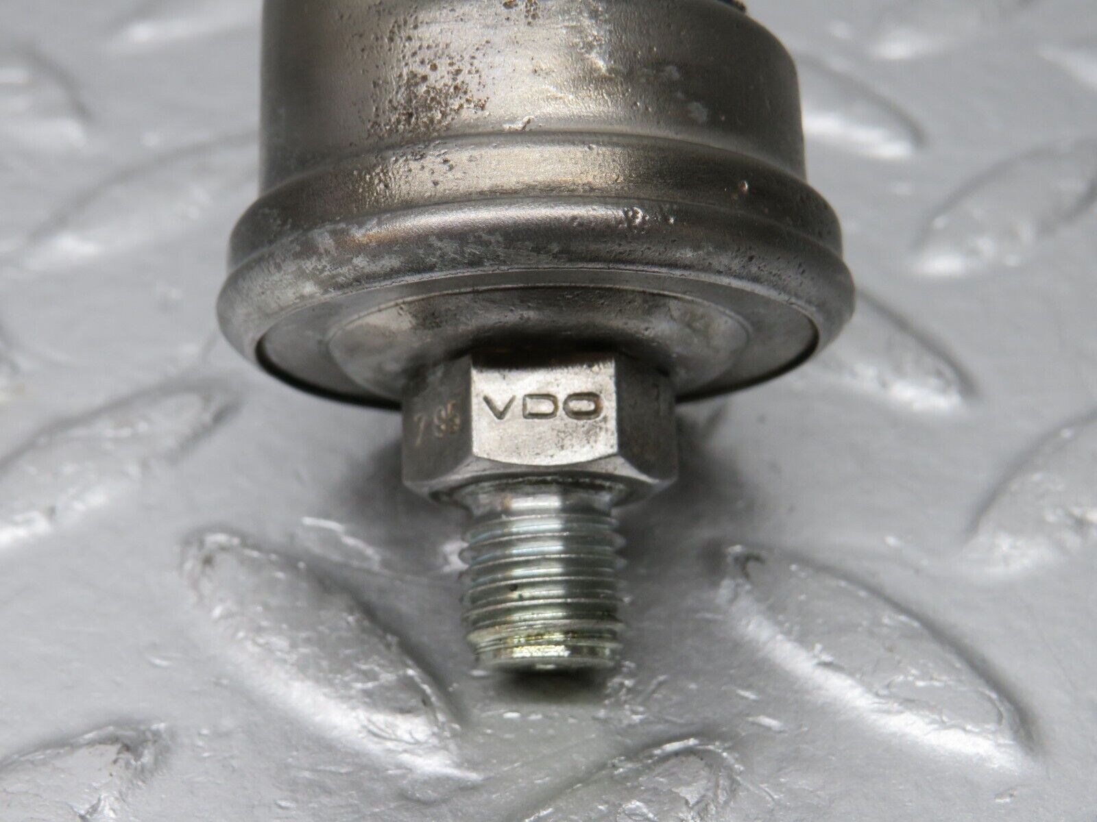 39152 Mercedes-Benz W201 190E 2.6L Oil Pressure Sensor VDO