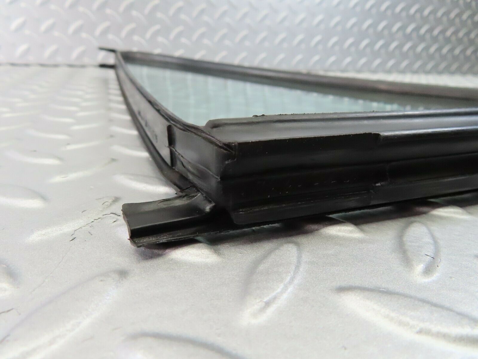 7257 Mercedes-Benz W116 450SE Rear Right Quarter Window