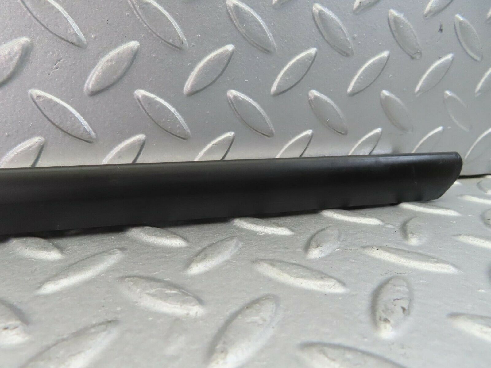 10289 Mercedes-Benz W116 Front Left Door Centre Moulding Trim