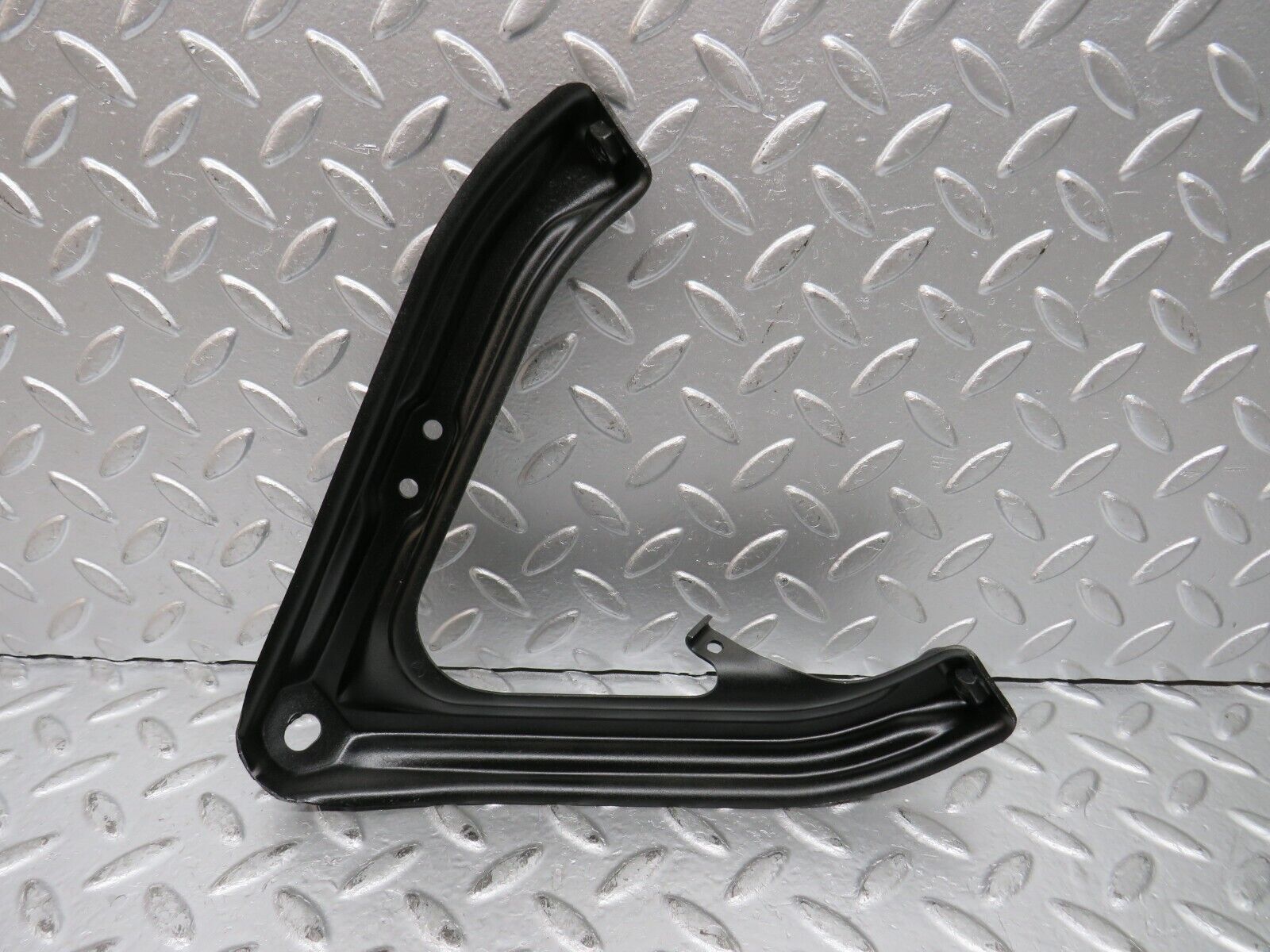 29907 Mercedes-Benz W123 230E Air Intake Manifold Bracket