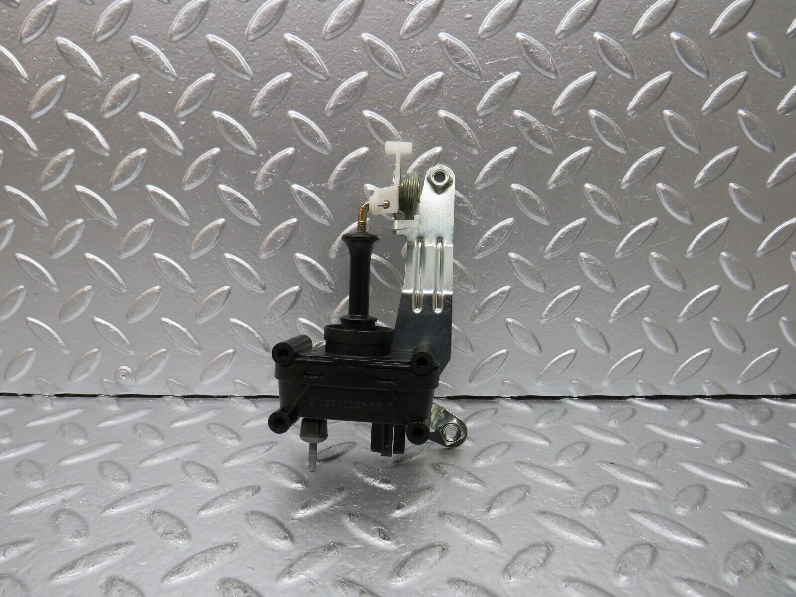 24933 Mercedes-Benz W140 S320 Trunk Lock Vacuum Actuator