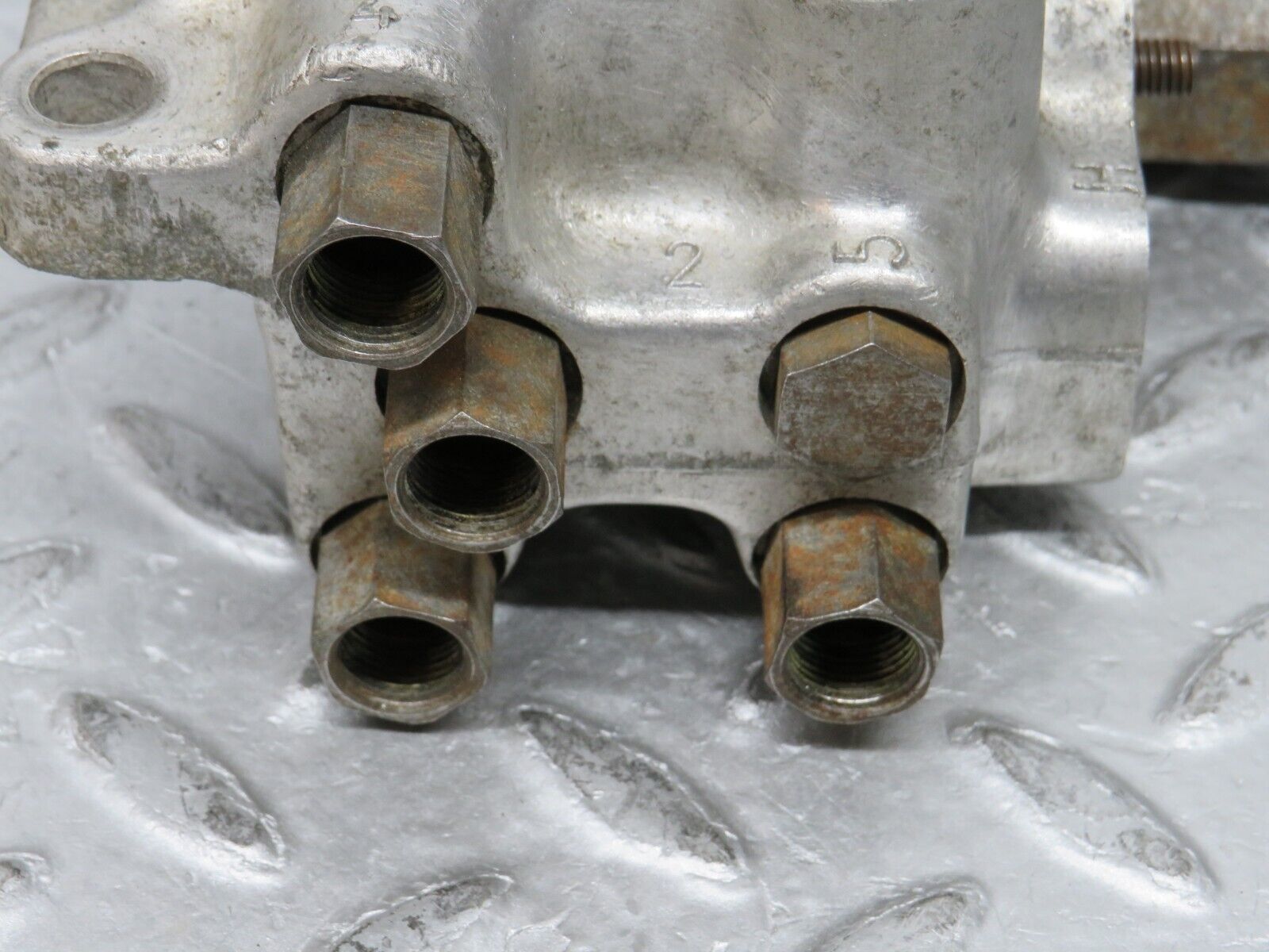 37347 Mercedes-Benz W109 300SEL Air Suspension Valve Bosch 0501001004