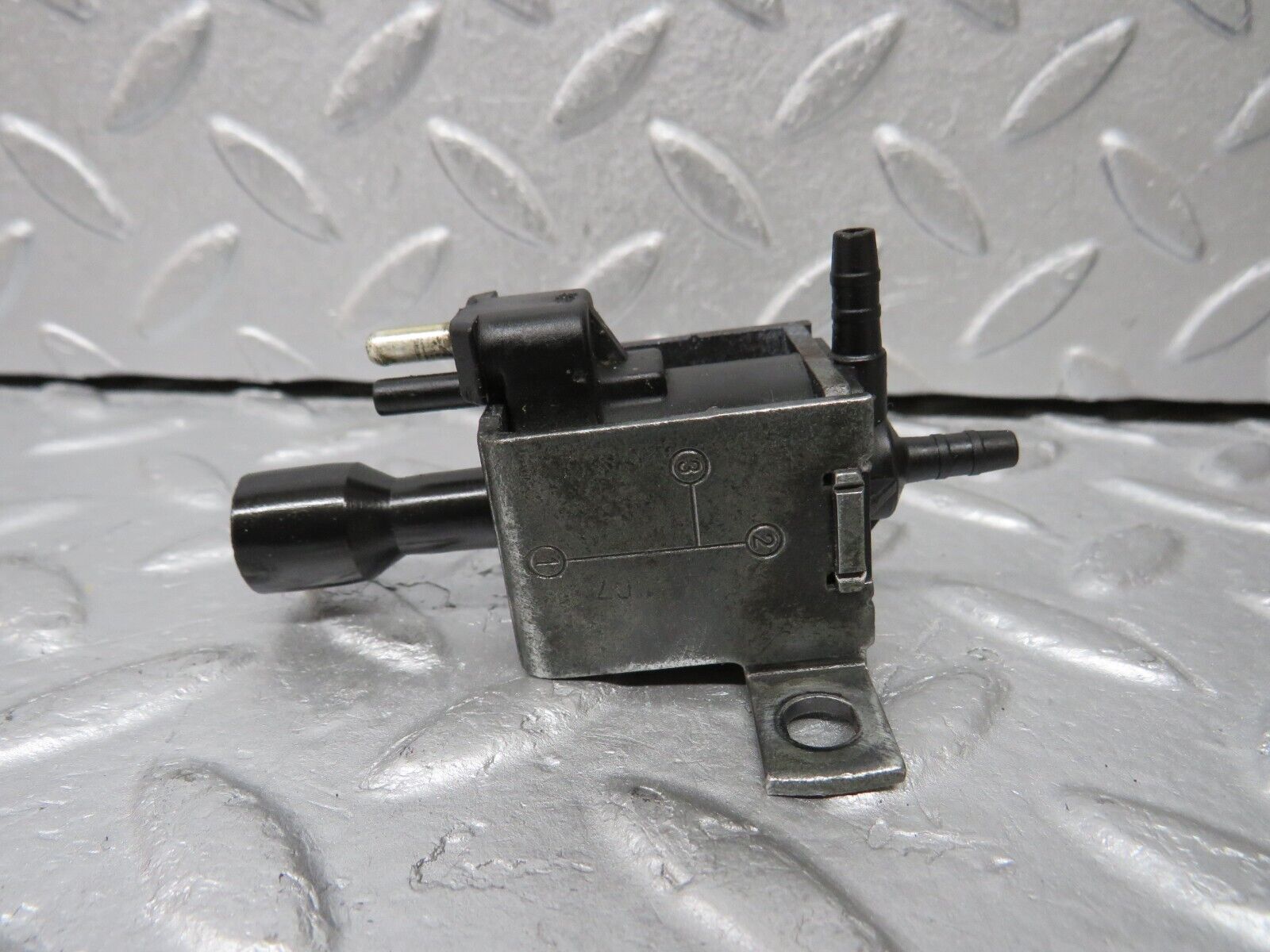 38070 Mercedes-Benz A124 320E Cabriolet Vacuum Control Valve 001540869