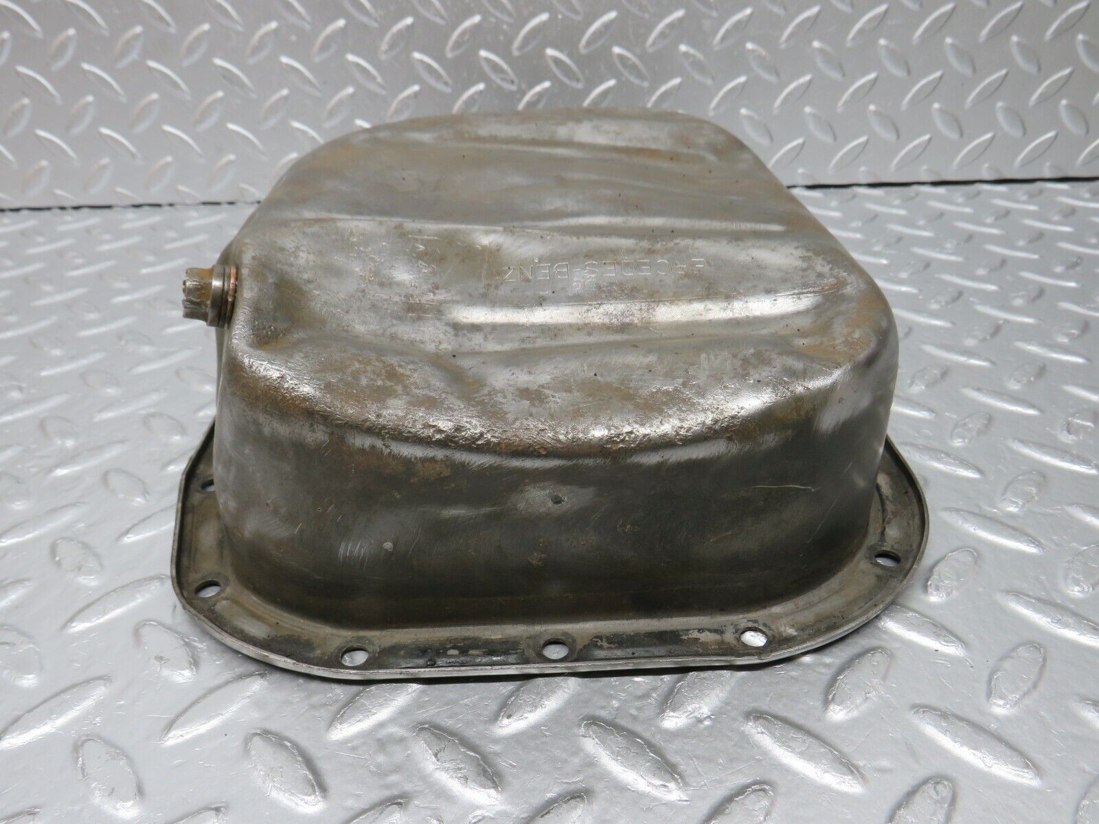 32937 Mercedes-Benz W123 300D Oil Pan Oil Sump