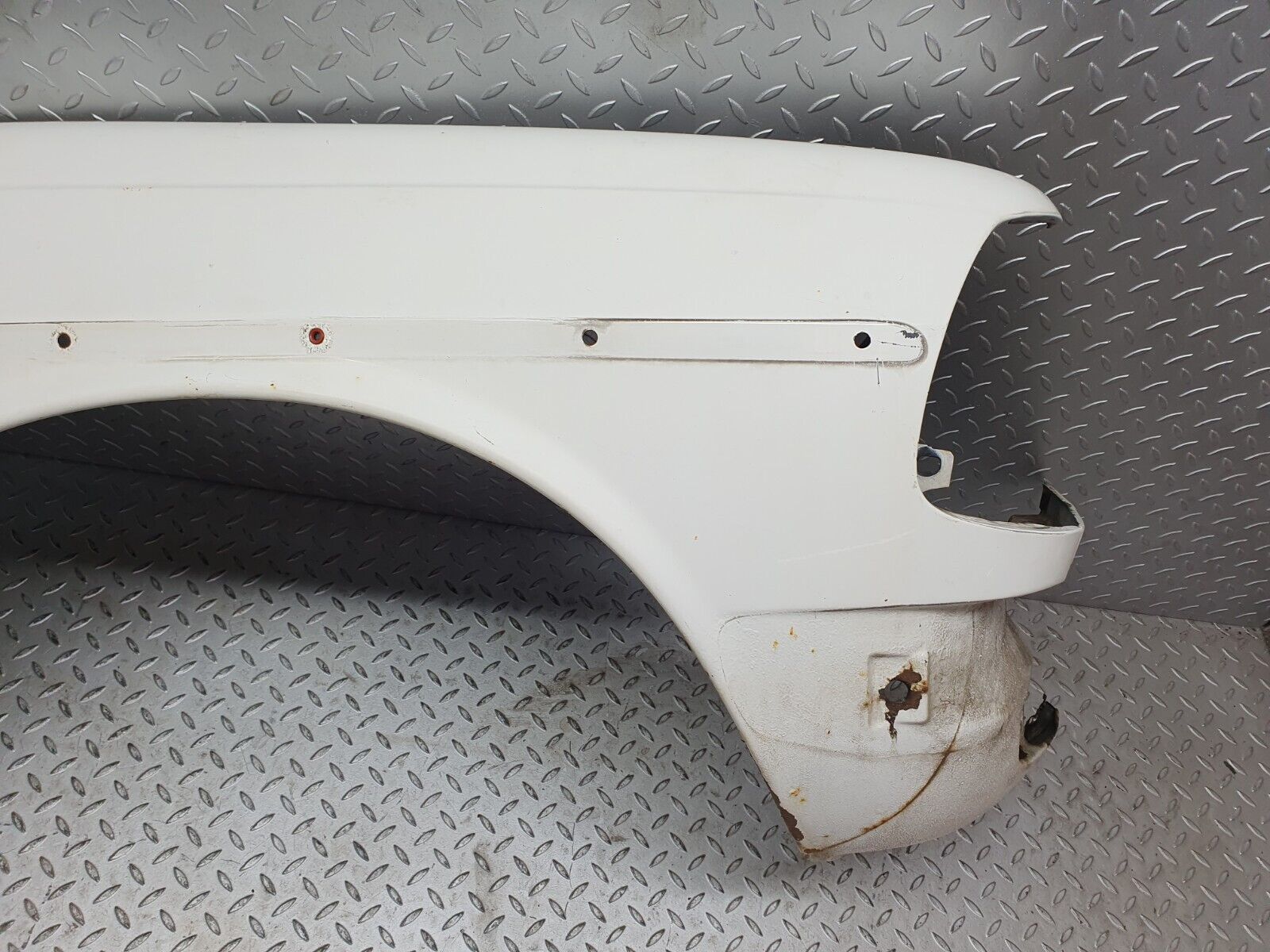 40809 Mercedes-Benz W123 300D Front Right Wing Fender