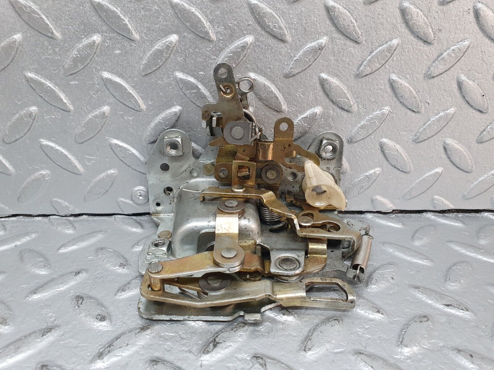 41071 Mercedes-Benz W126 300SE Front Right Door Lock Mechanism No Cover