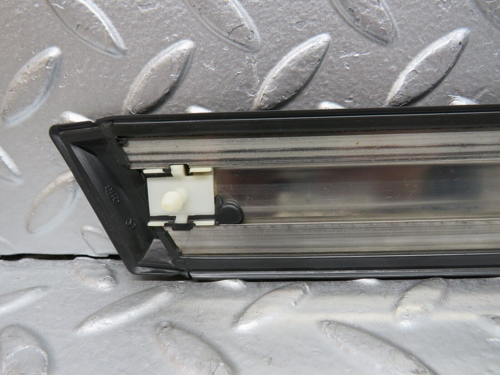 32297 Mercedes-Benz S124 300TE Wagon Front Right Fender Wing Centre Moulding Trim