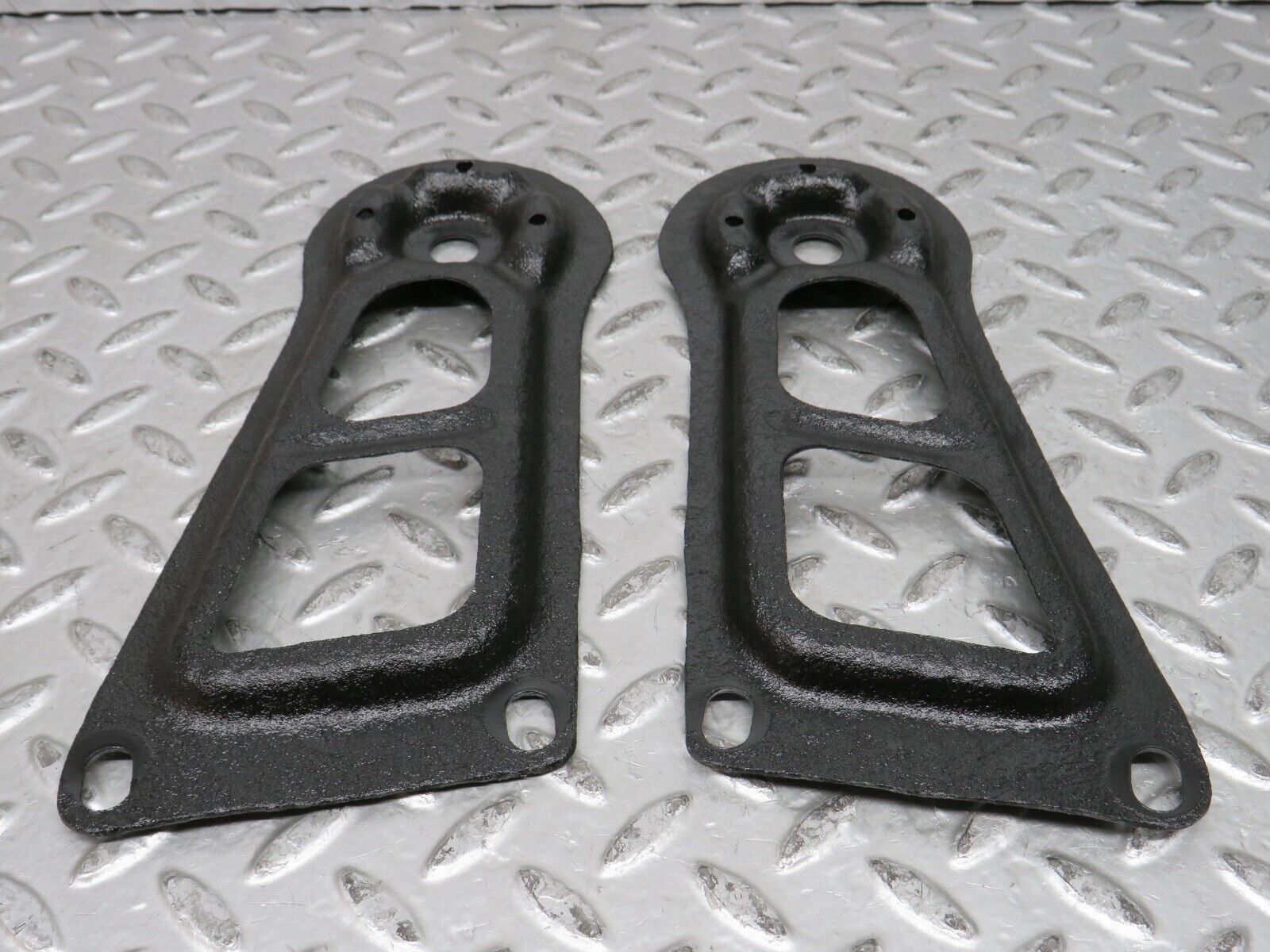 28515 Mercedes-Benz S123 Wagon Rear Suspension Axle Mounting Bracket