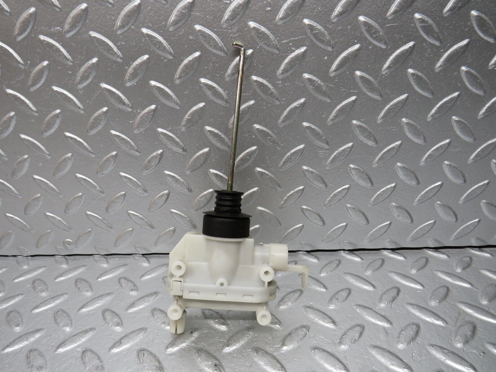 31399 Mercedes-Benz S124 220TE Wagon Trunk Lock Vacuum Actuator Hella