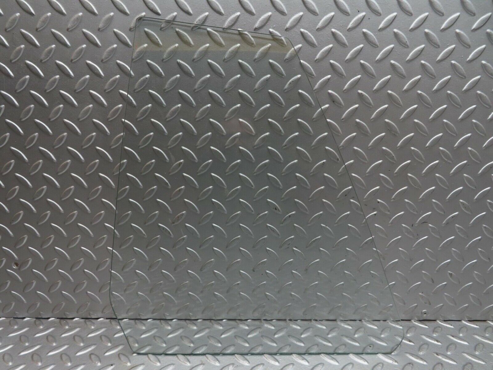 13891 Mercedes-Benz C107 280SLC Rear Left Side Quarter Window