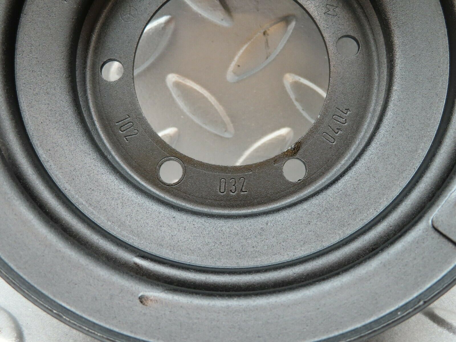 3897 Mercedes-Benz S123 200T Wagon Crankshaft Pulley 1020320404