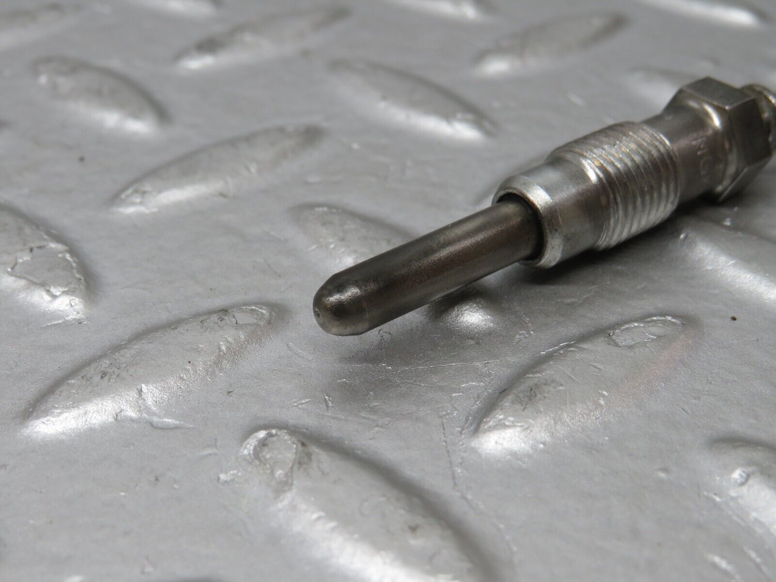 32895 Mercedes-Benz W123 300D Glow Plug Bosch Y-902R 046