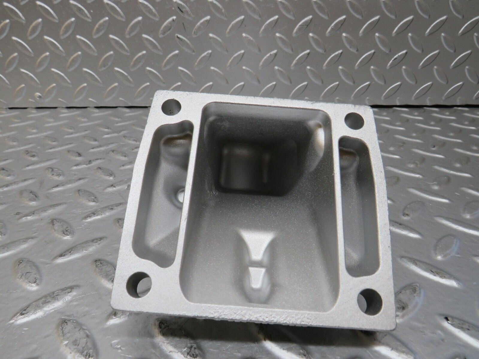 25930 Mercedes-Benz W124 280E Engine Mount Bracket Left 6032236004