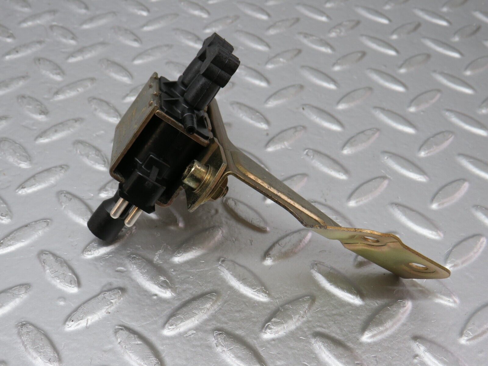 33384 Mercedes-Benz W202 C180 Solenoid Vacuum Valve 0025400697