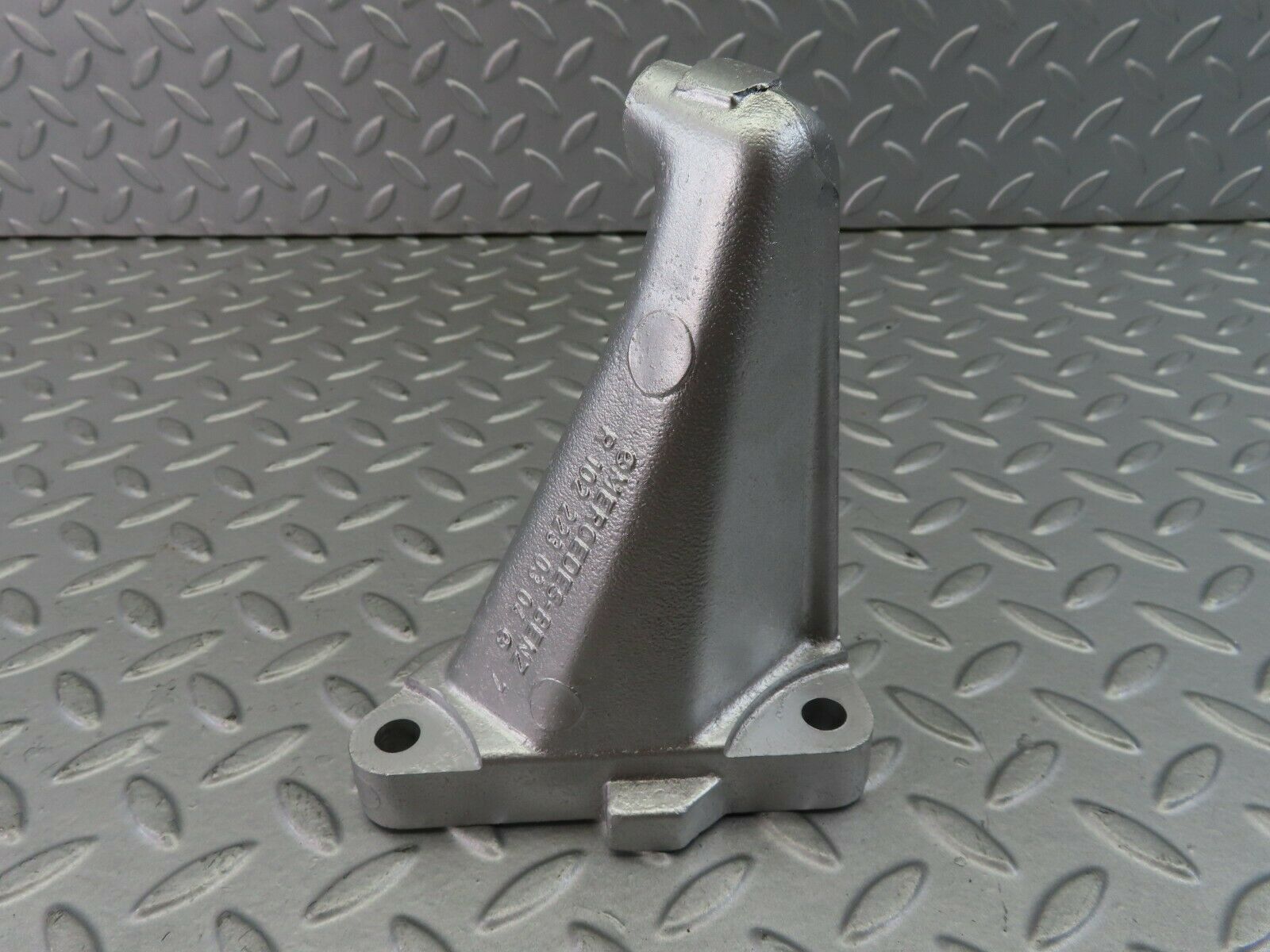 7751 Mercedes-Benz S123 230TE Wagon Engine Mount Bracket Right Side 1022230304