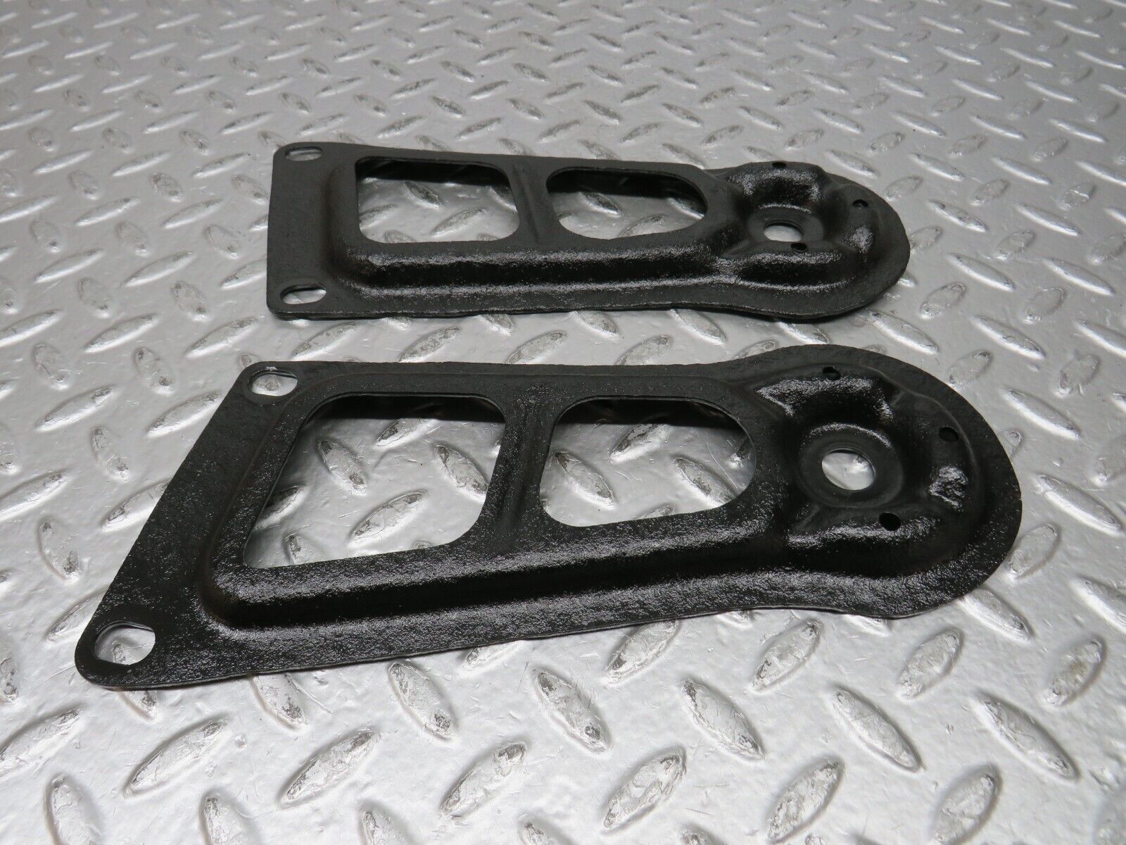 32140 Mercedes-Benz W123 230E Rear Suspension Axle Mounting Bracket