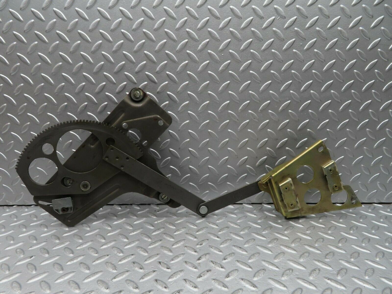 16640 Mercedes-Benz C107 380SLC Rear Right Power Window Regulator 1076701003