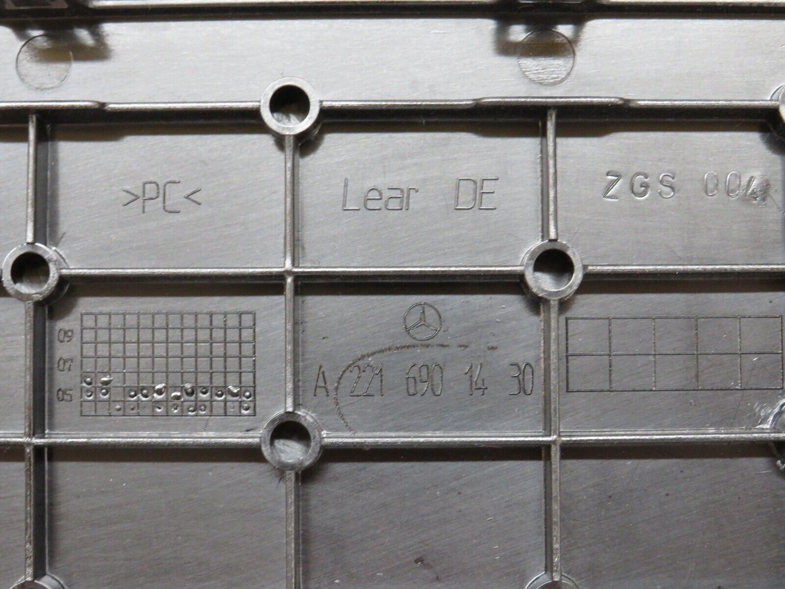 35111 Mercedes-Benz W221 Parcel Shelf Speaker Cover Trim 2216901430