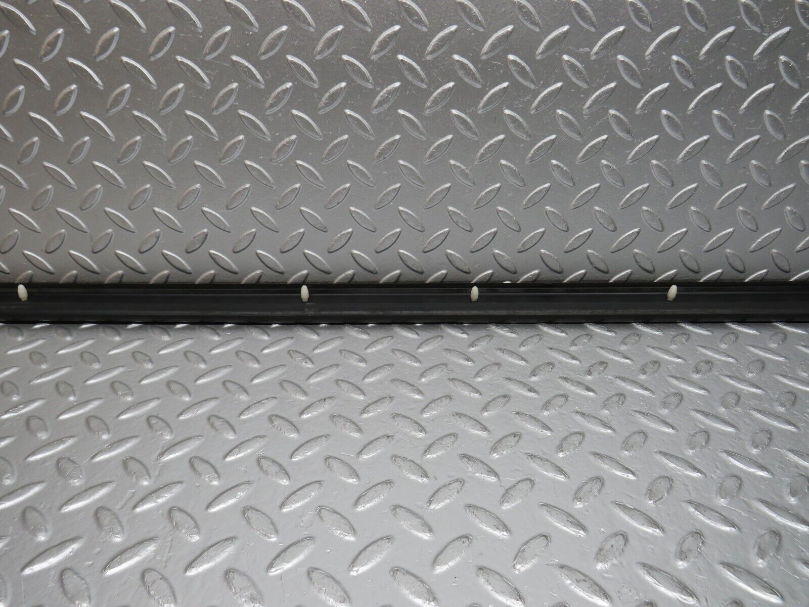 32591 Mercedes-Benz S124 300TE Wagon Door Lower Sealing Rubber Trim Left