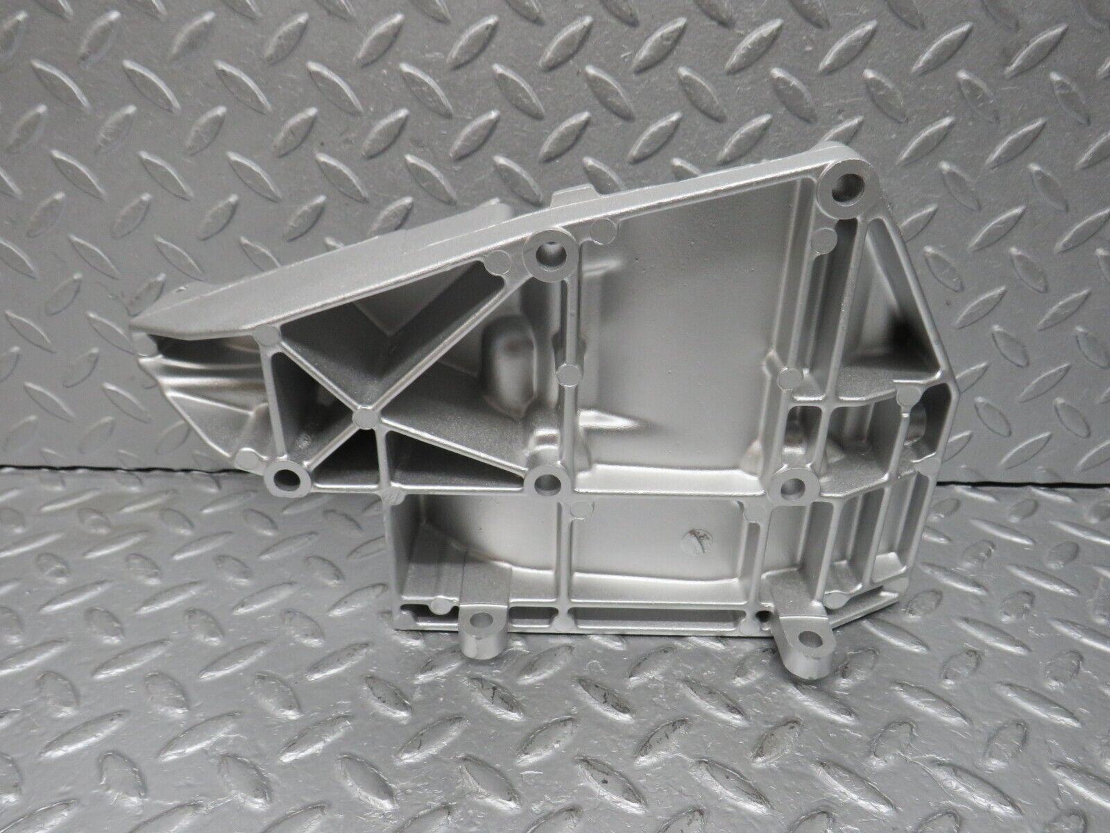 38134 Mercedes-Benz A124 320E Cabriolet Alternator Generator Bracket 1041550135