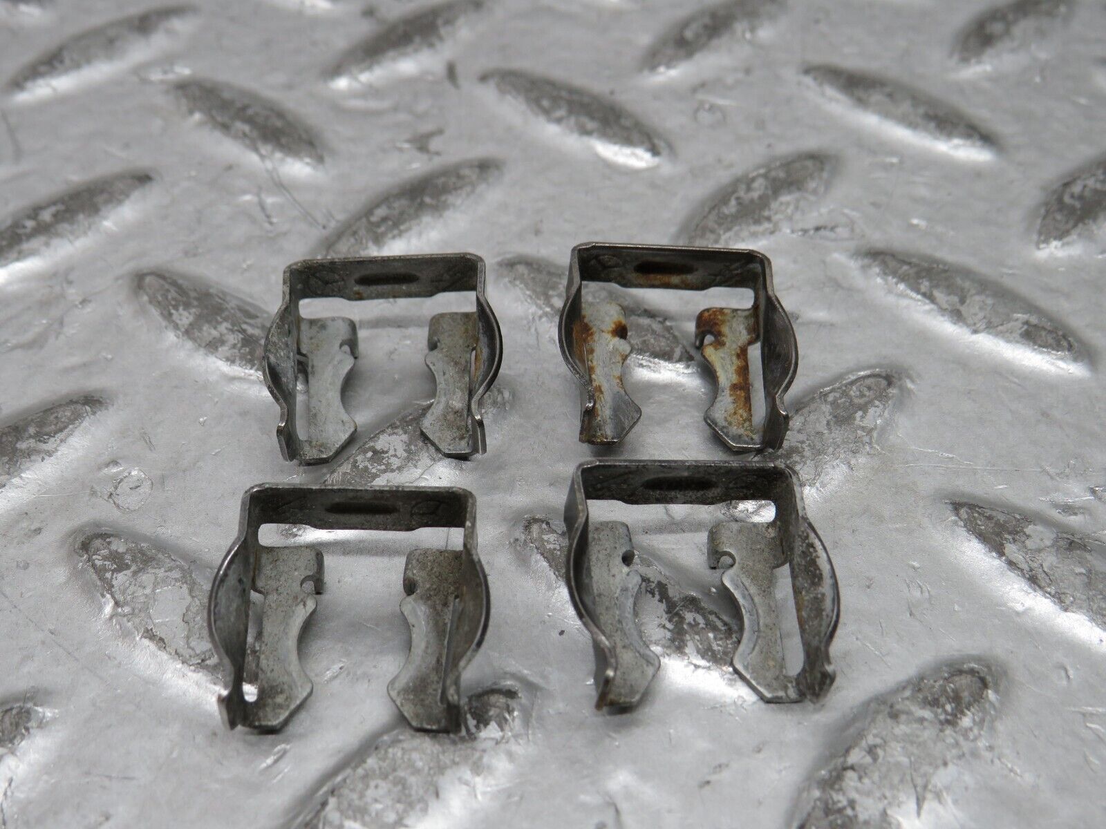 29172 Mercedes-Benz C124 320CE Coupe Fuel Injector Bracket Holder Set