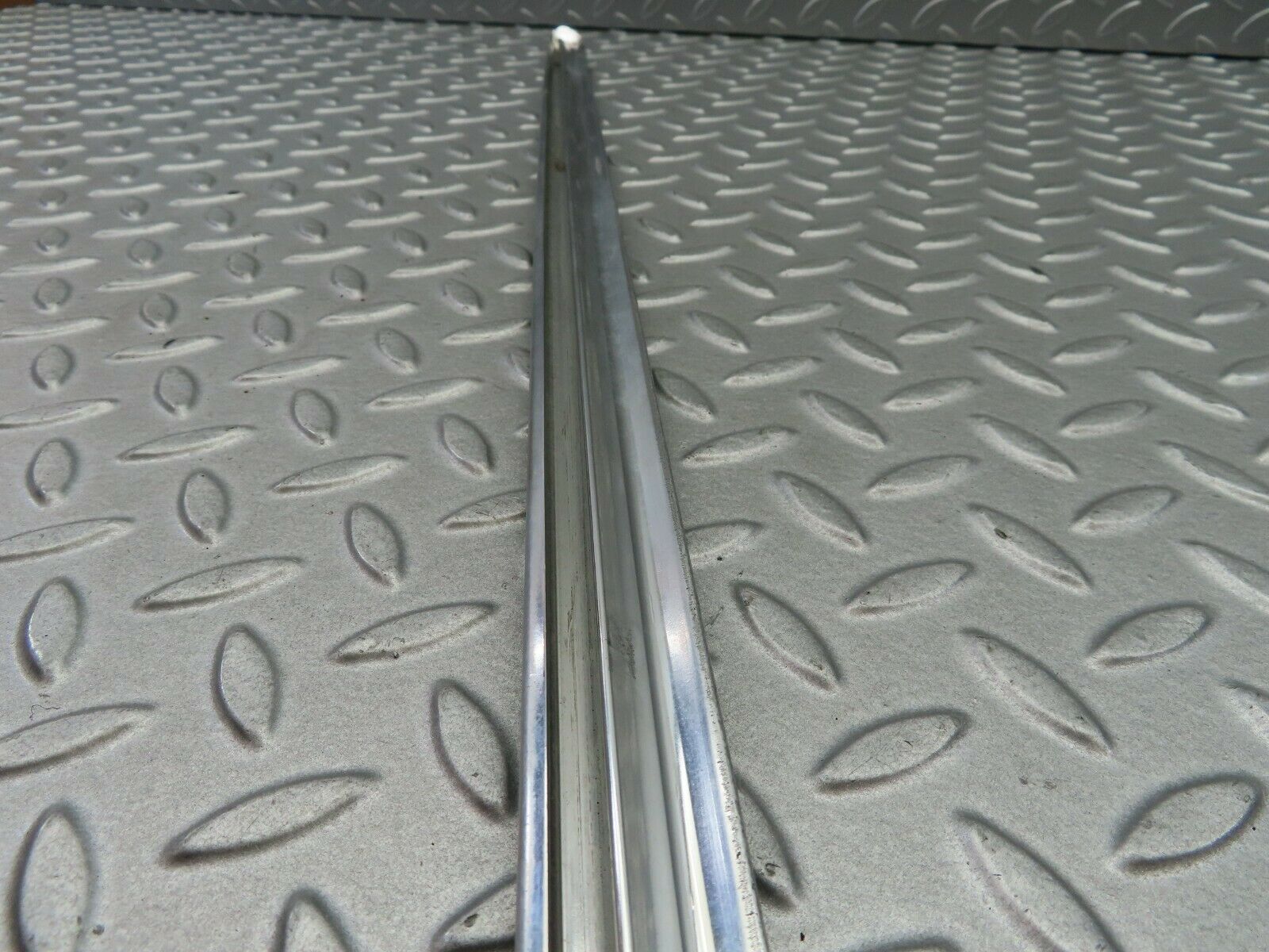 6205 Mercedes-Benz W126 380SE Front Right Door Chrome Moulding Trim