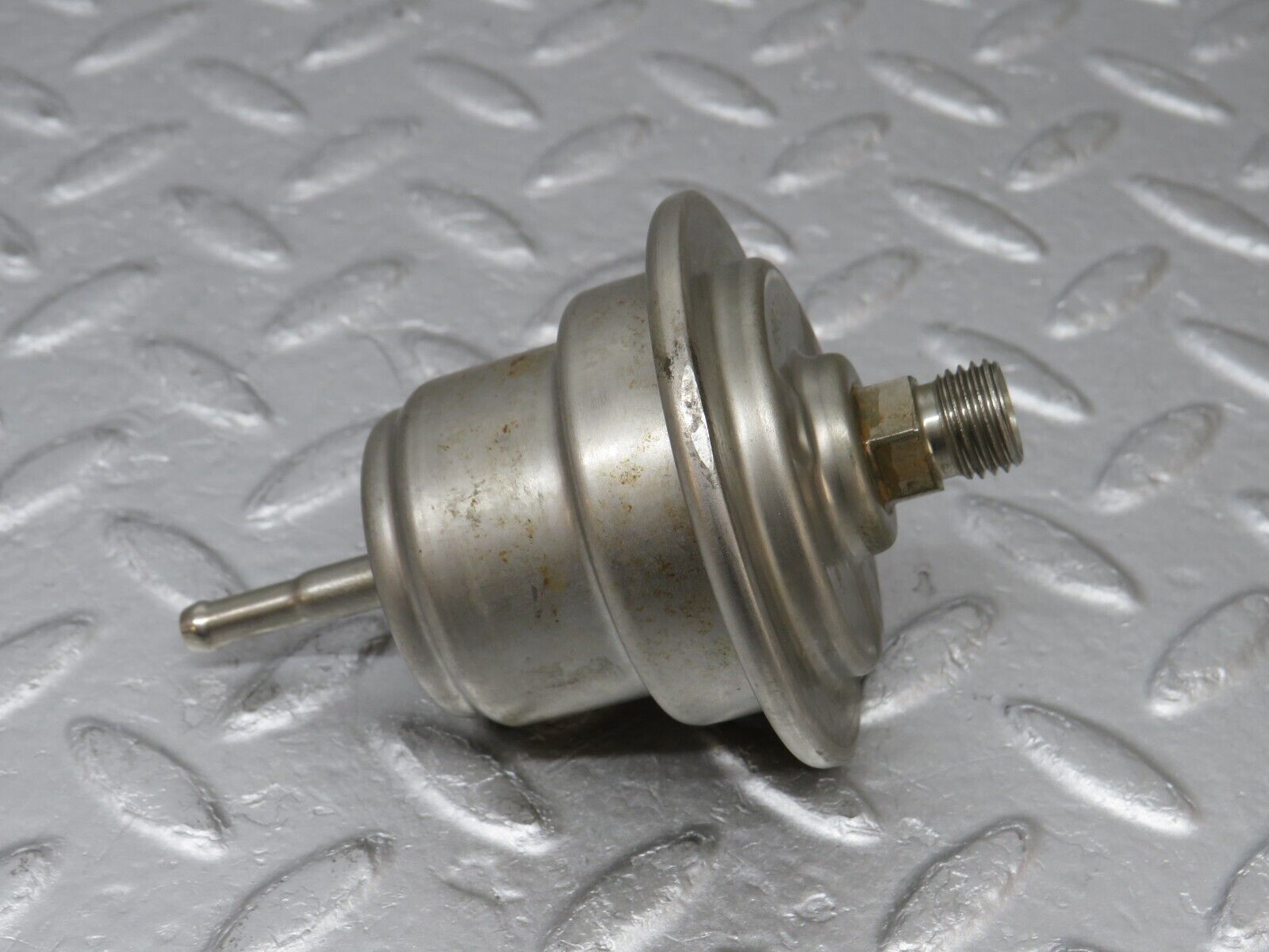 36572 Mercedes-Benz W201 190E 2.0L Fuel Pressure Regulator 0004760621