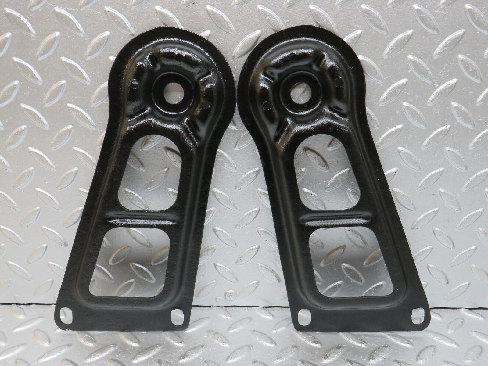 0806 Mercedes-Benz C107 350SLC Coupe Coupe Rear Suspension Axle Mounting Bracket