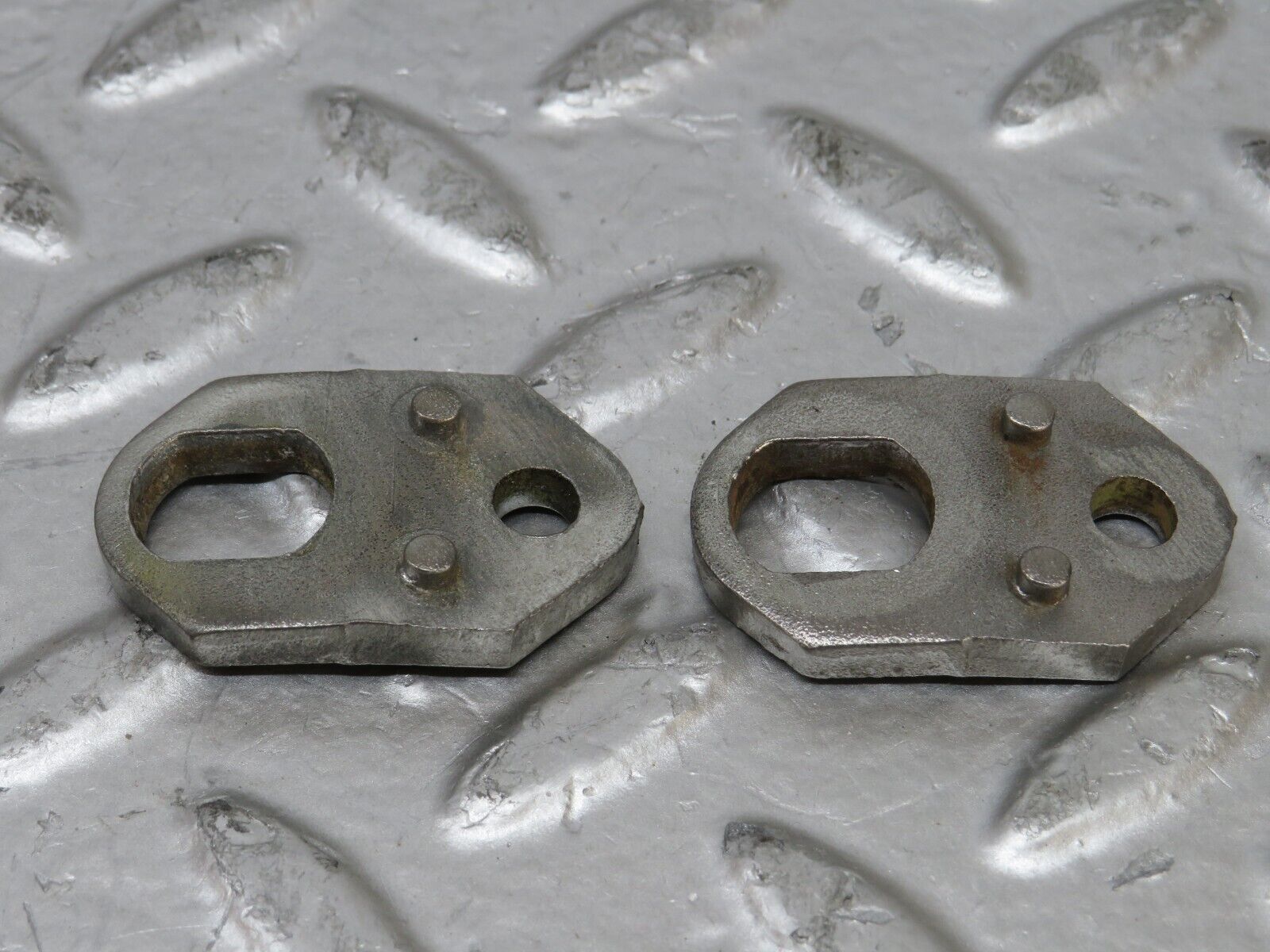 26260 Mercedes-Benz W116 450SE Fuel Injector Bracket 2 pcs