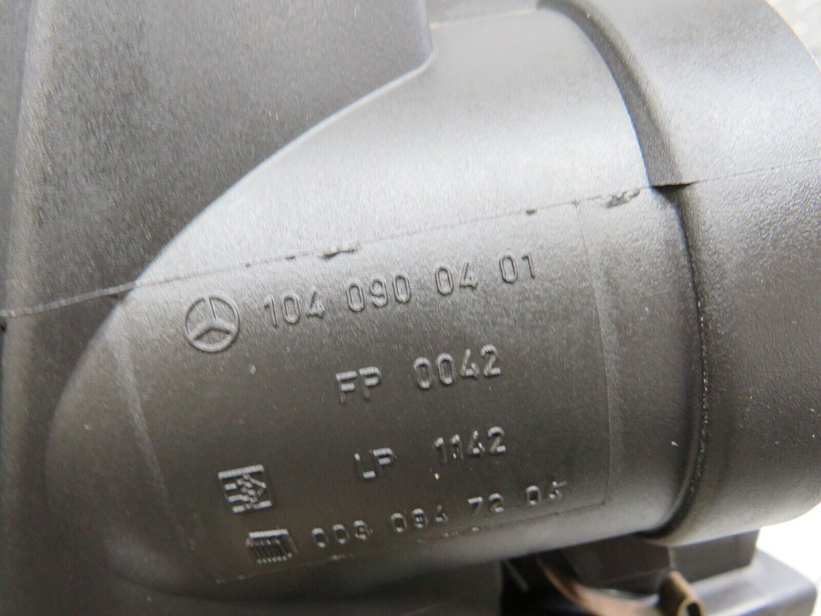 24723 Mercedes-Benz W140 S320 Air Filter Box Housing 1040900401