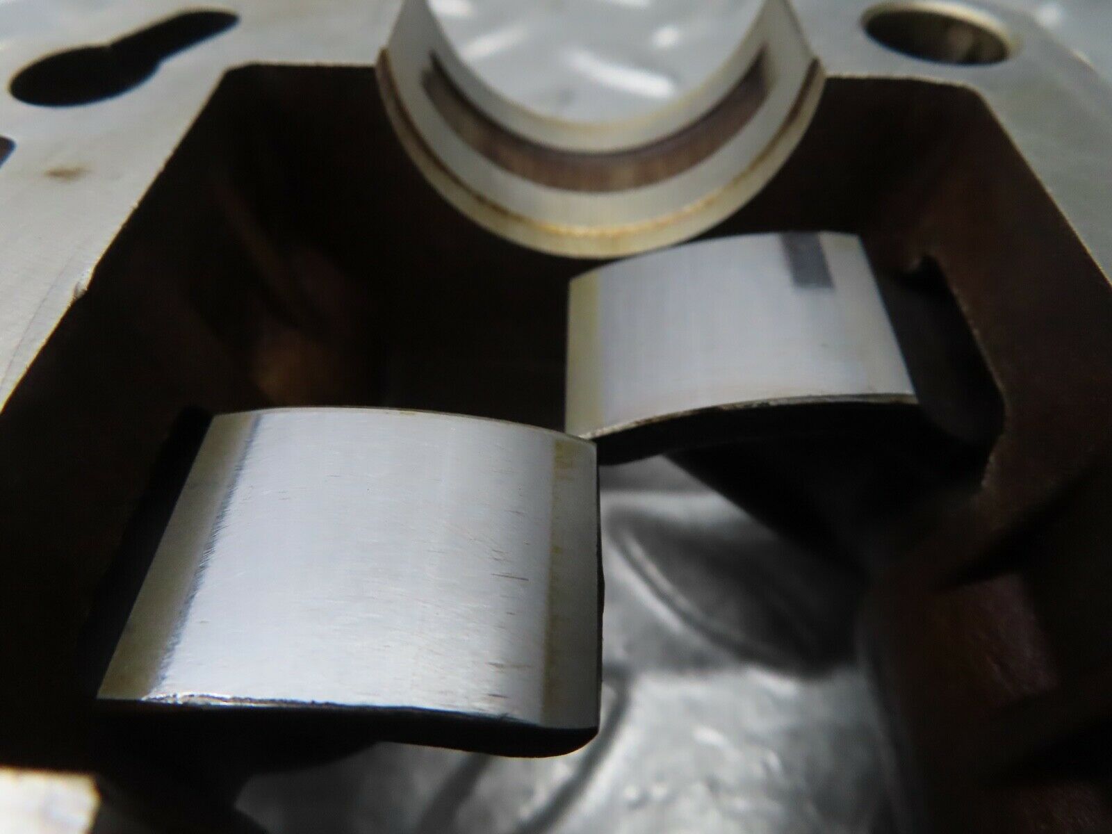 21270 Mercedes-Benz W123 230E Rocker Arms Camshaft Bearing Block 1020510110